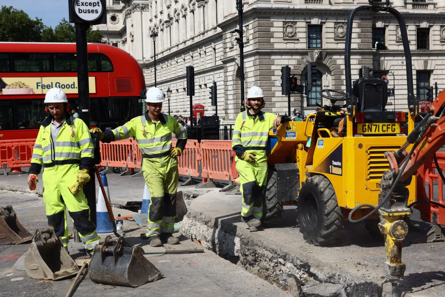 عمّال يتوقفون أثناء حفر جزء من الطريق في وستمنستر خلال موجة حر في العاصمة البريطانية لندن 12 أغسطس 2025 (رويترز)