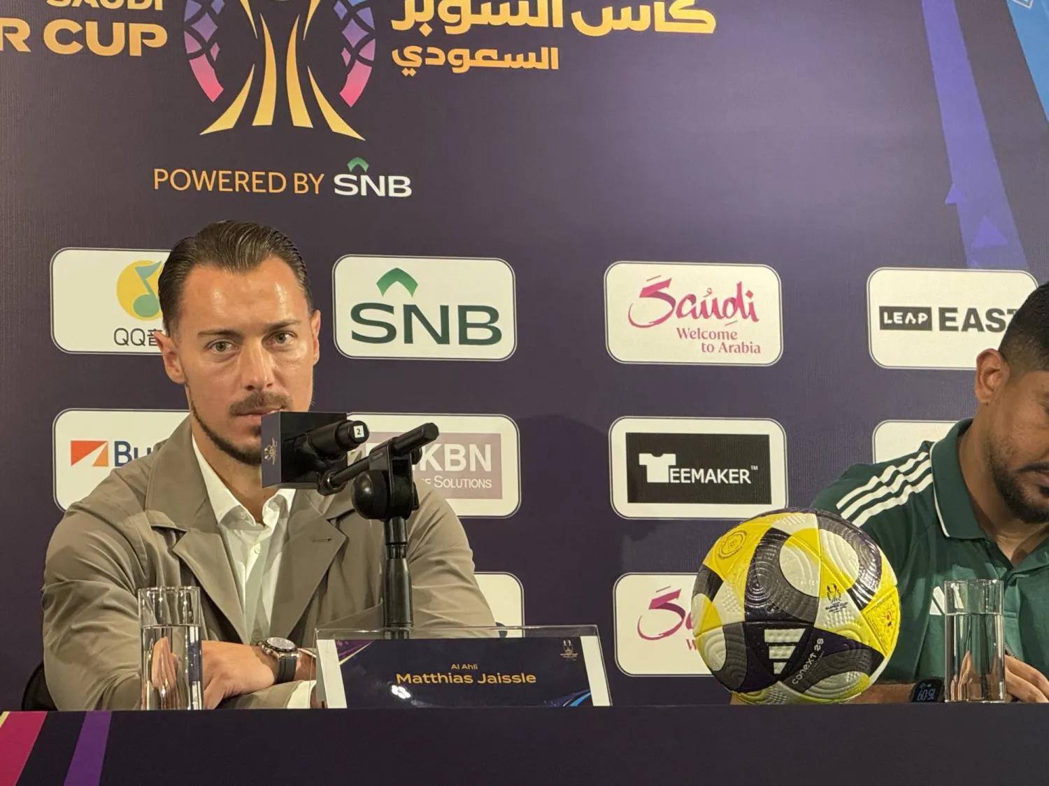 الألماني يايسله مدرب الأهلي في المؤتمر الصحافي (الشرق الأوسط)