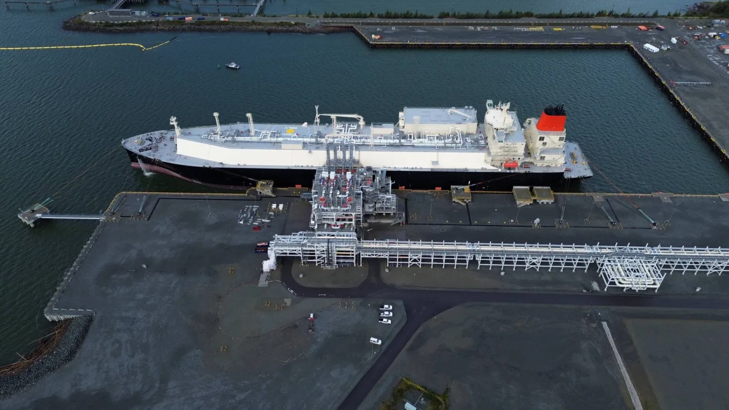 ناقلة غاز طبيعي مسال في ميناء كيتمات الكندي (رويترز)