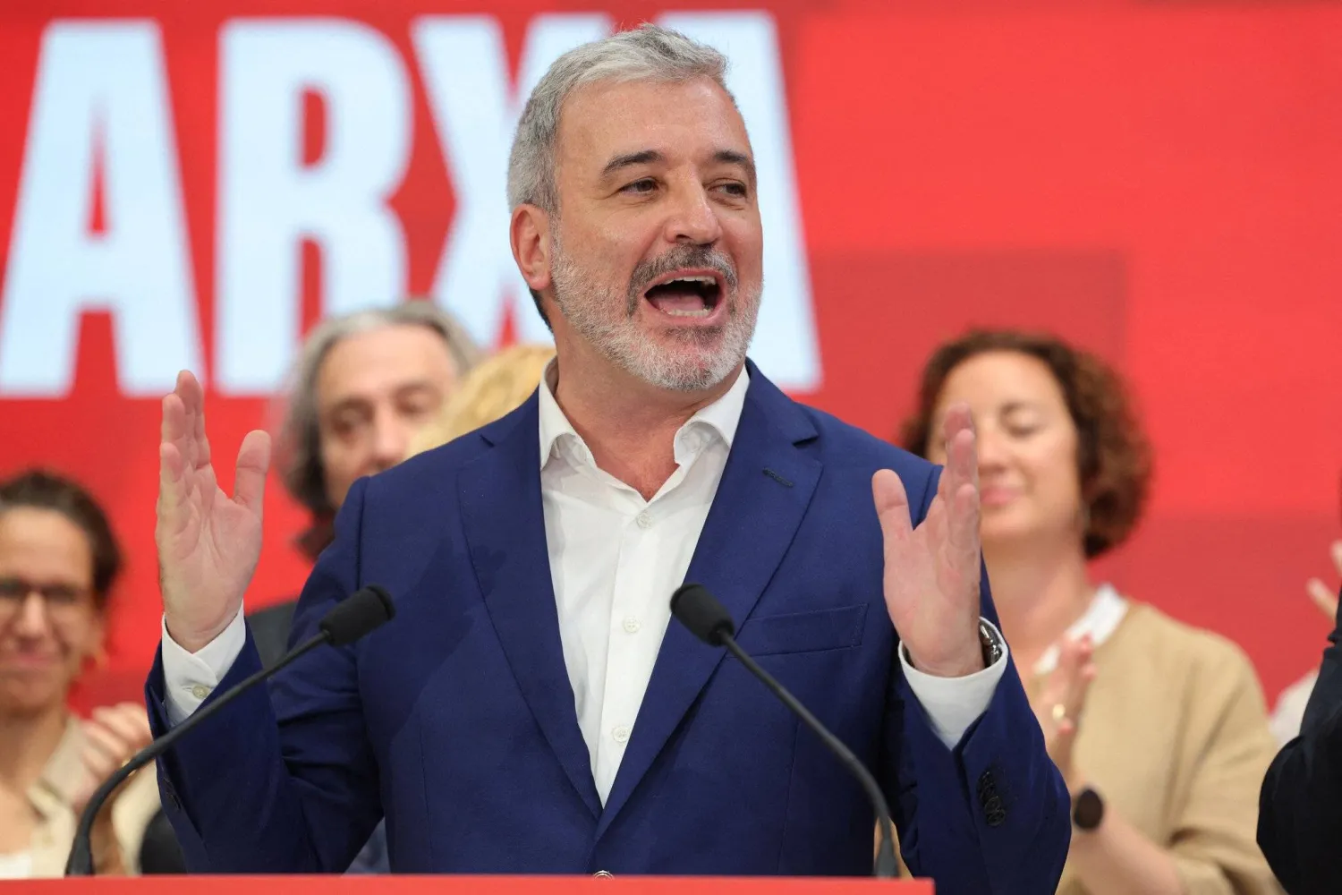 عمدة مدينة برشلونة الحالي جومي كولبوني يتحدث في مقر الحزب الاشتراكي الكتالوني في برشلونة 28 مايو 2023 بعد الانتخابات المحلية والإقليمية التي عقدت في إسبانيا (أ.ف.ب)