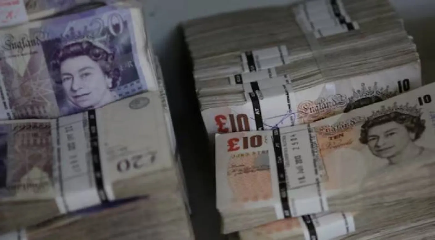 أوراق نقدية من الجنيه الإسترليني (رويترز)