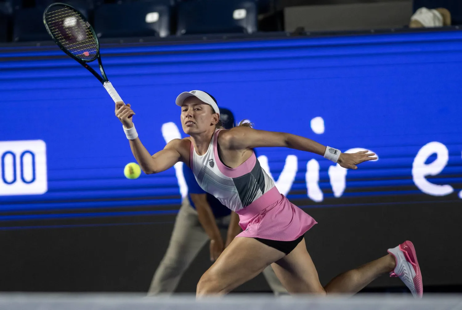 الروسية إيكاترينا ألكسندروفا تتألق في مونتيري (إ.ب.أ)