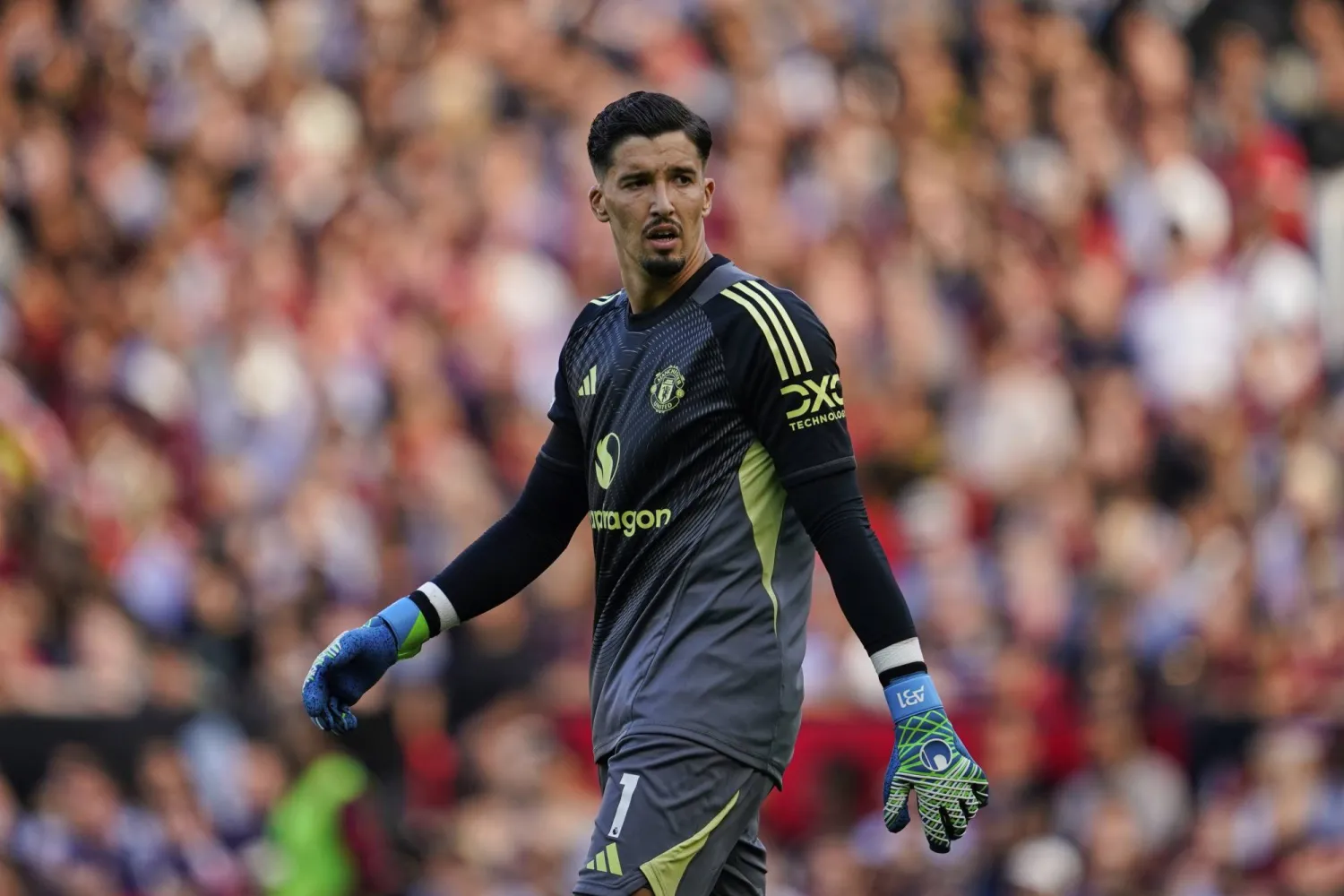 التركي ألتاي بايندير بدأ الموسم أساسيا مع مان يونايتد (أ.ب)