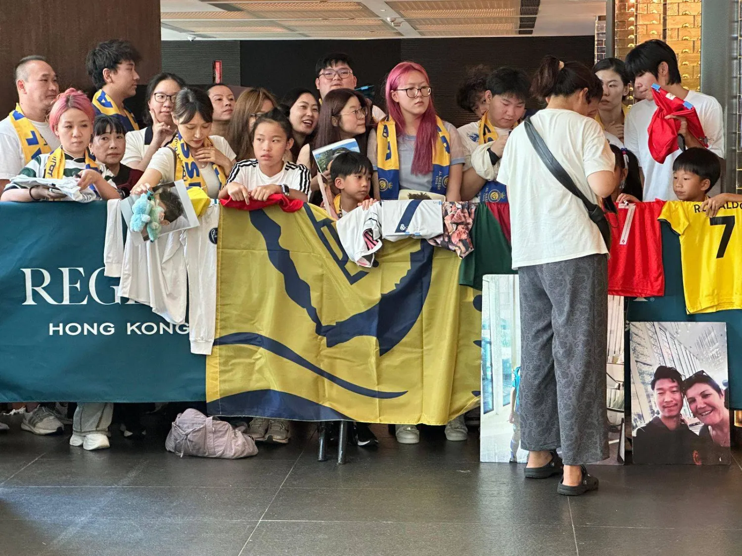 بات المشهد معتاداً لرؤية حشود من الجماهير أمام فندق النصر (الشرق الأوسط)