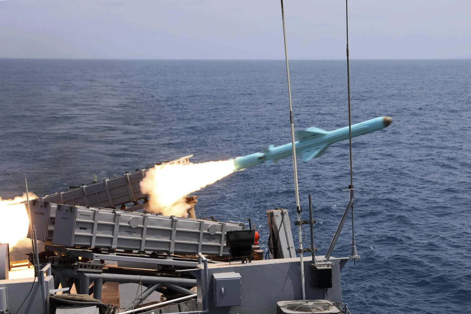 صورة نشرها موقع الجيش الإيراني تُظهر صاروخاً يُطلق من إحدى القطع البحرية خلال مناورات في خليج عُمان