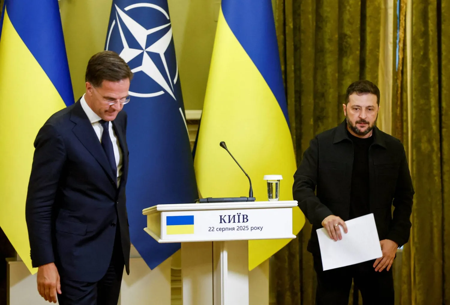 مارك روته مع الرئيس الأوكراني خلال مؤتمر صحافي في كييف (رويترز)