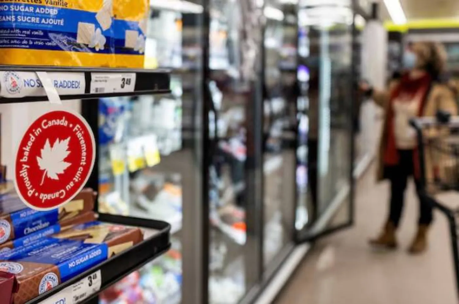 لوحات تُظهر المنتجات الكندية معروضة في متجر بقالة بهاميلتون في أونتاريو (رويترز)