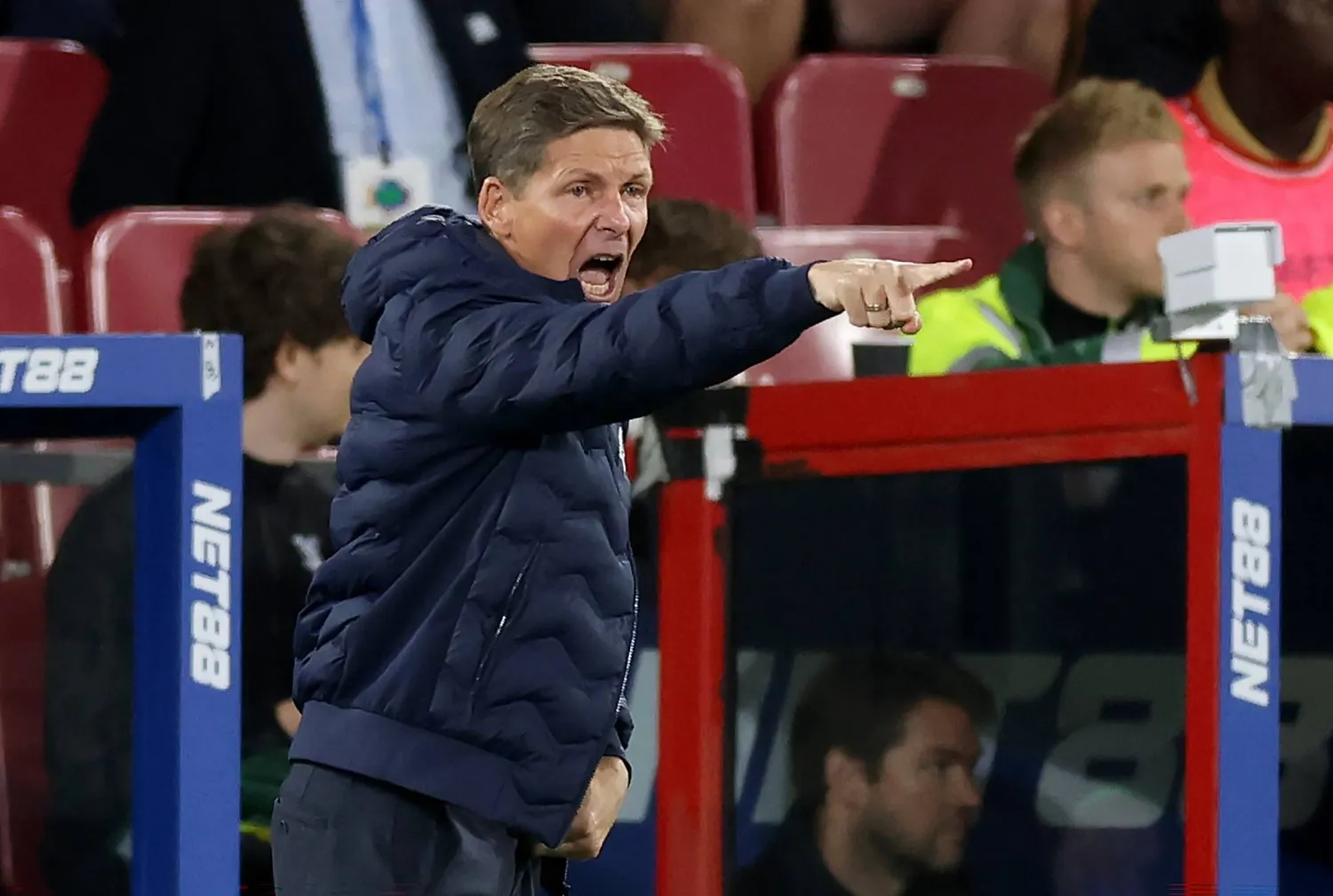 النمساوي أوليفير غلاسنر المدير الفني لفريق كريستال بالاس (إ.ب.أ)