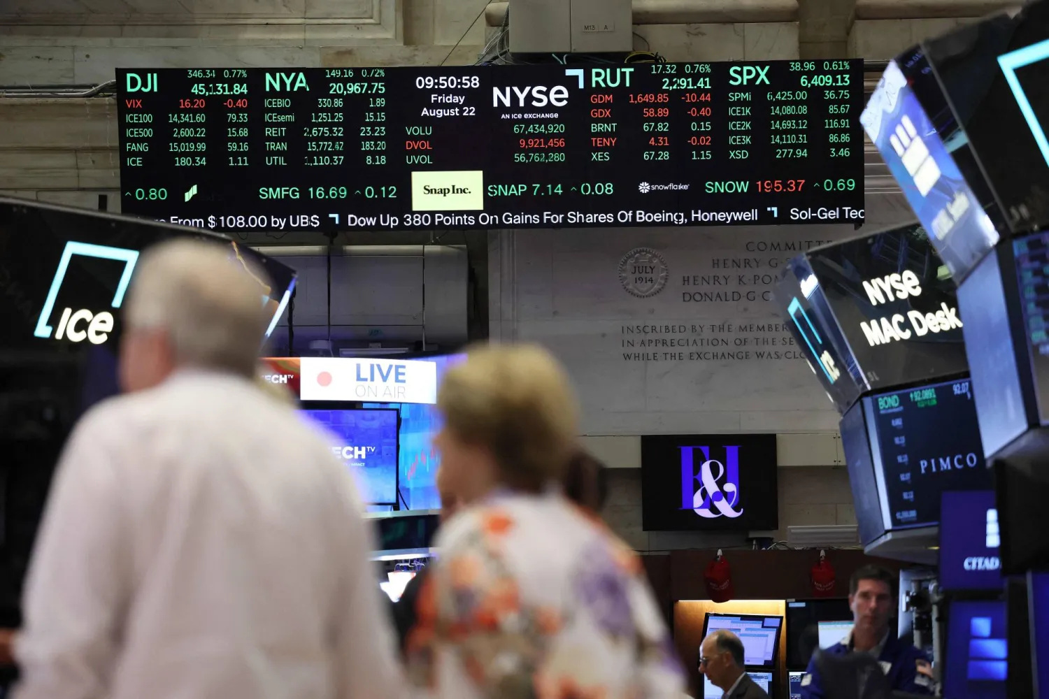 أرقام سوق الأسهم في بورصة نيويورك خلال التداول الصباحي (أ.ف.ب)