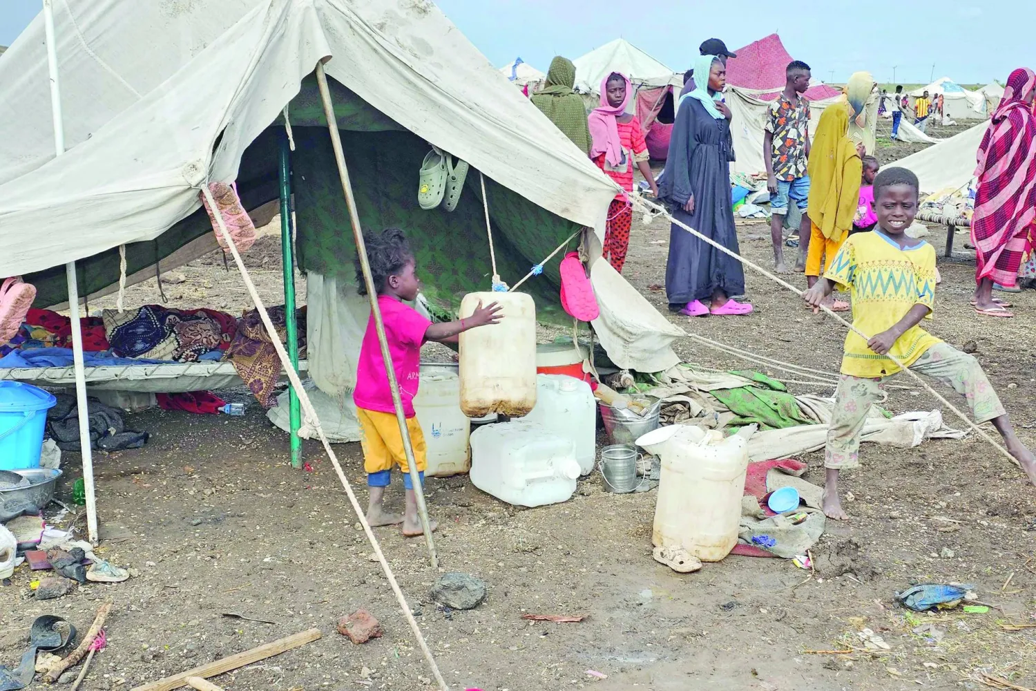 أطفال السودان ضحايا الحرب وكوارثها (أ.ف.ب)