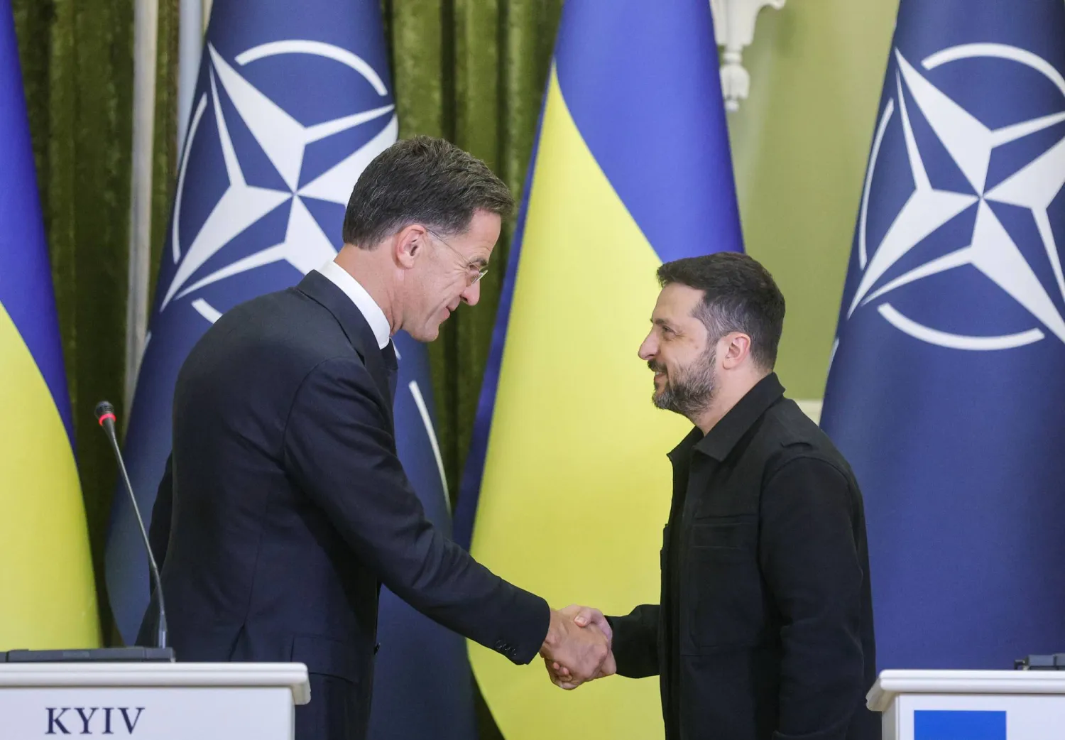 الأمين العام لحلف شمال الأطلسي مع زيلينسكي في كييف الجمعة (إ.ب.أ)