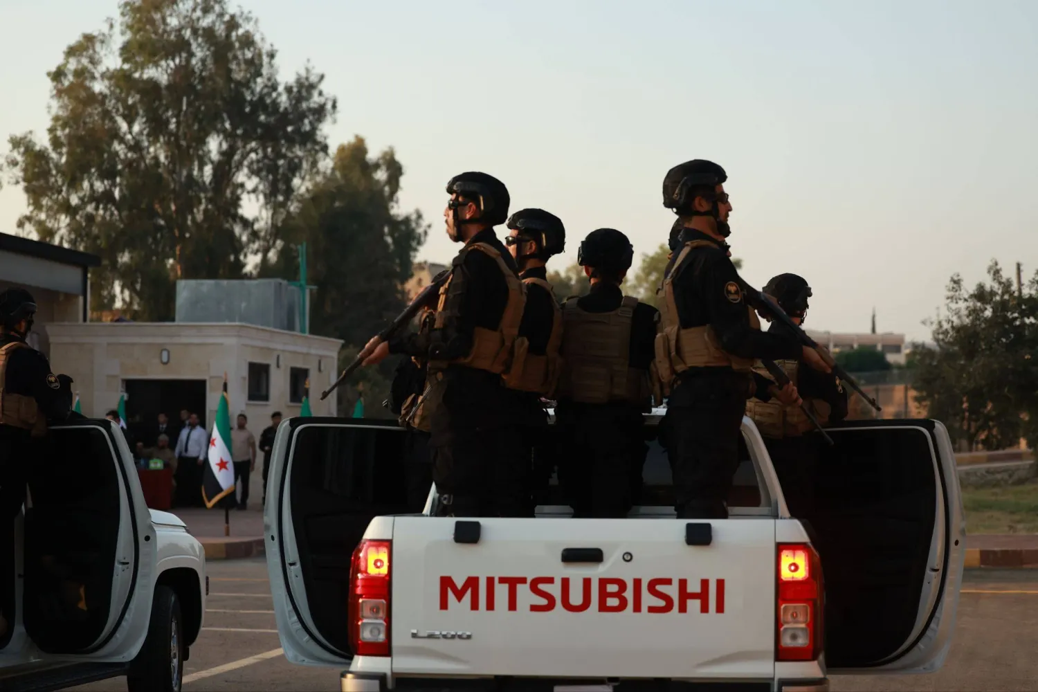 عناصر تتبع وزارة الداخلية السورية خلال حفل تخرُّج دفعة من دورة الأفراد في إدارة مكافحة المخدرات (الداخلية السورية)