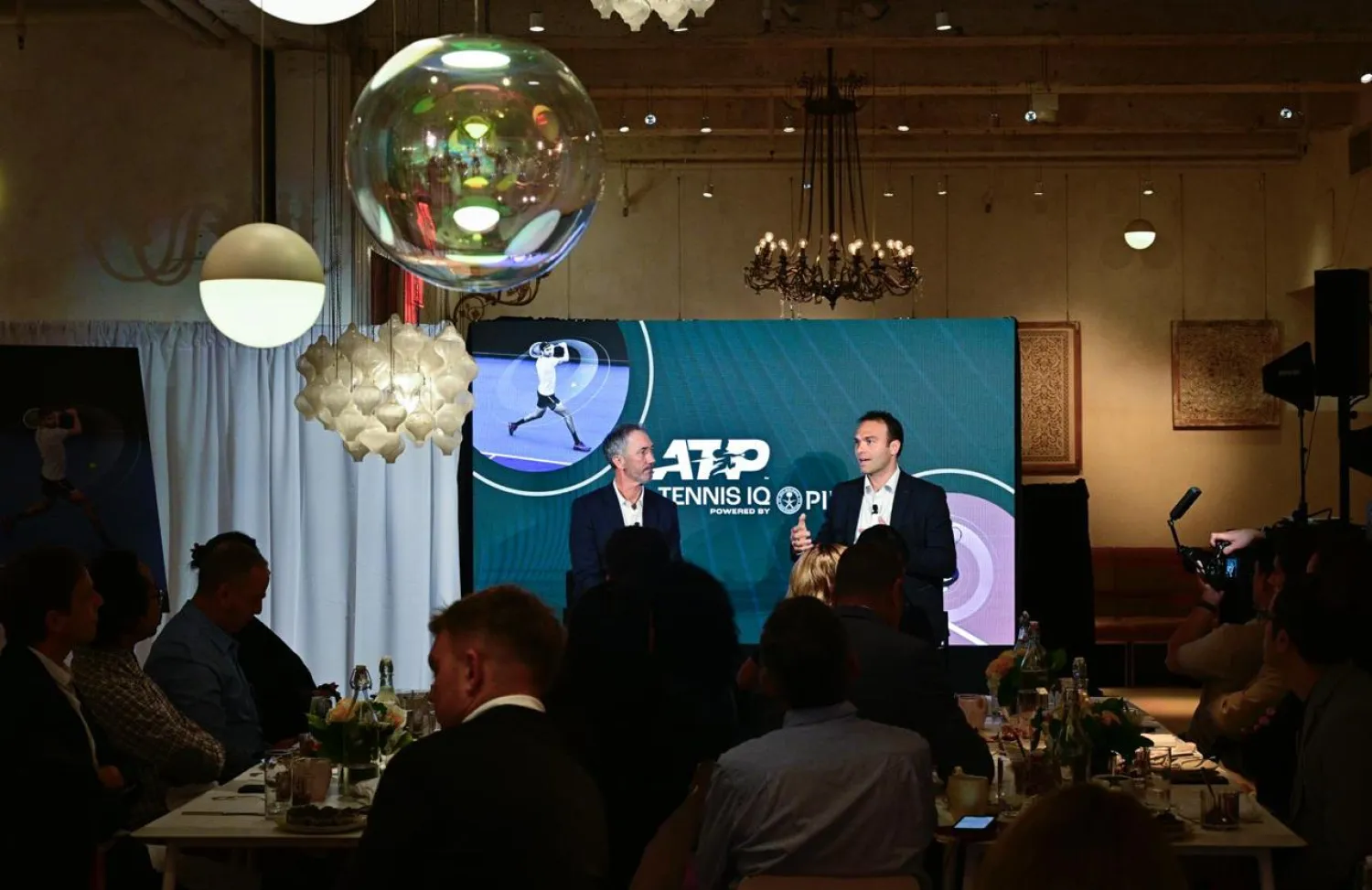 دارين كاهيل اللاعب السابق والمدرب الحالي وروس هوتشينز الرئيس التنفيذي للشؤون الرياضية في «رابطة محترفي التنس» (الشرق الأوسط)