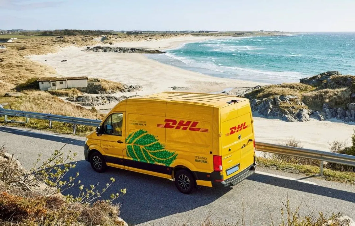 سيارة تحمل شعار مجموعة توصيل الطرود «دي إتش إل» (حساب الشركة عبر إكس)