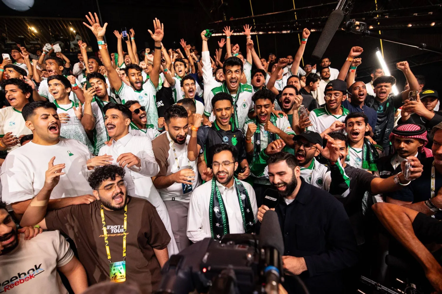 فريق فالكونز السعودي وجماهيره يحتفلون باللقب (الشرق الأوسط)