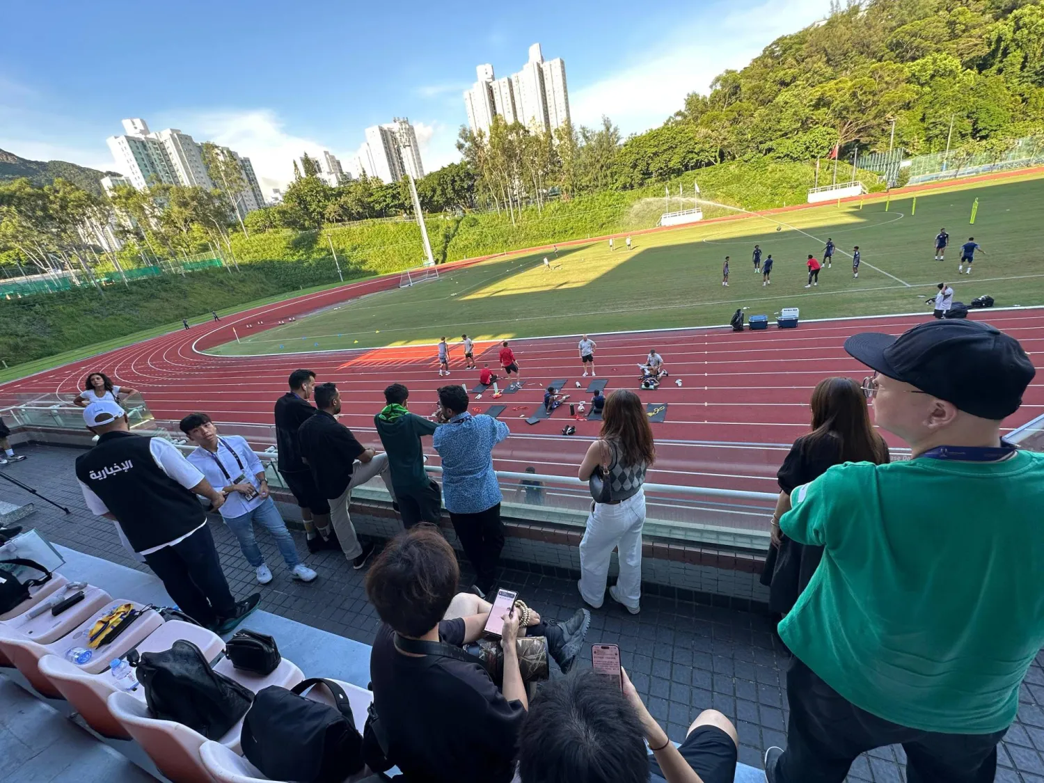 إعلاميين خلال تغطية تدريبات الأهلي الأخيرة (الشرق الأوسط)