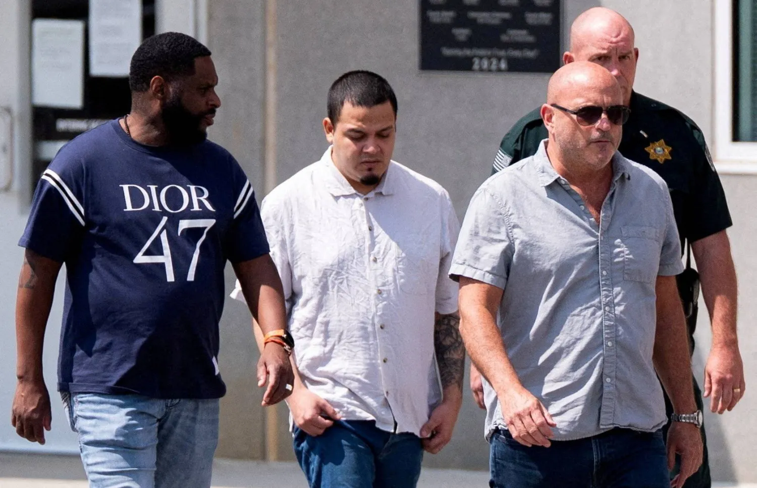 كيلمار أبريغو غارسيا (بالقميص الأبيض) يغادر السجن في ولاية تينيسي (رويترز)