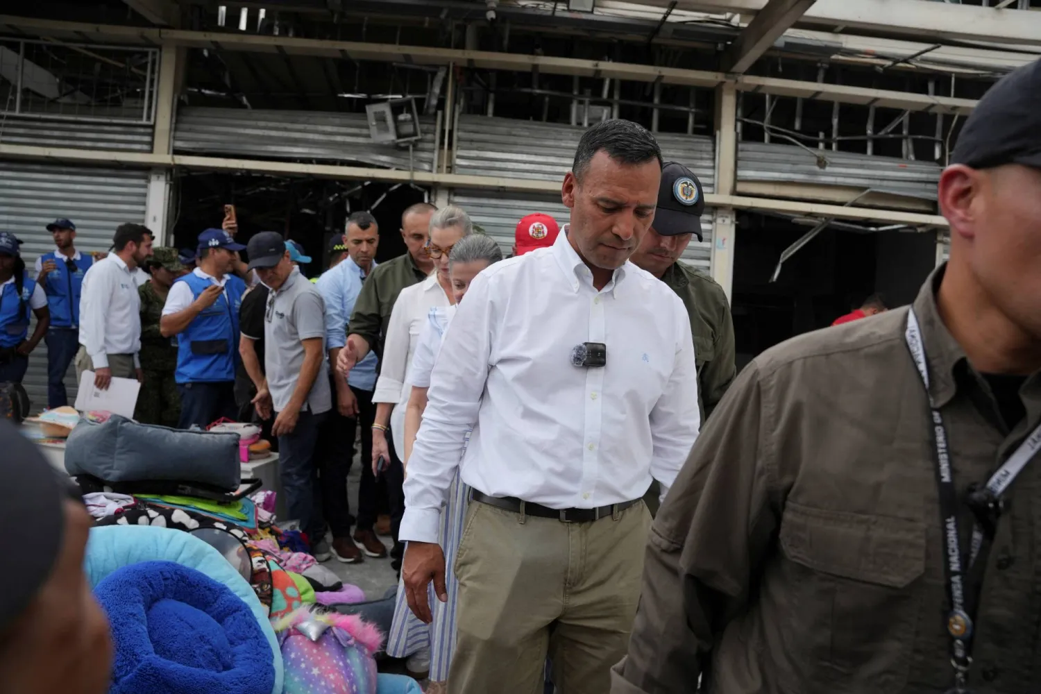 وزير الدفاع الكولومبي بيدرو سانشيز في كالي حيث تفقد القاعدة الجوية التي تعرّضت لهجوم (رويترز)