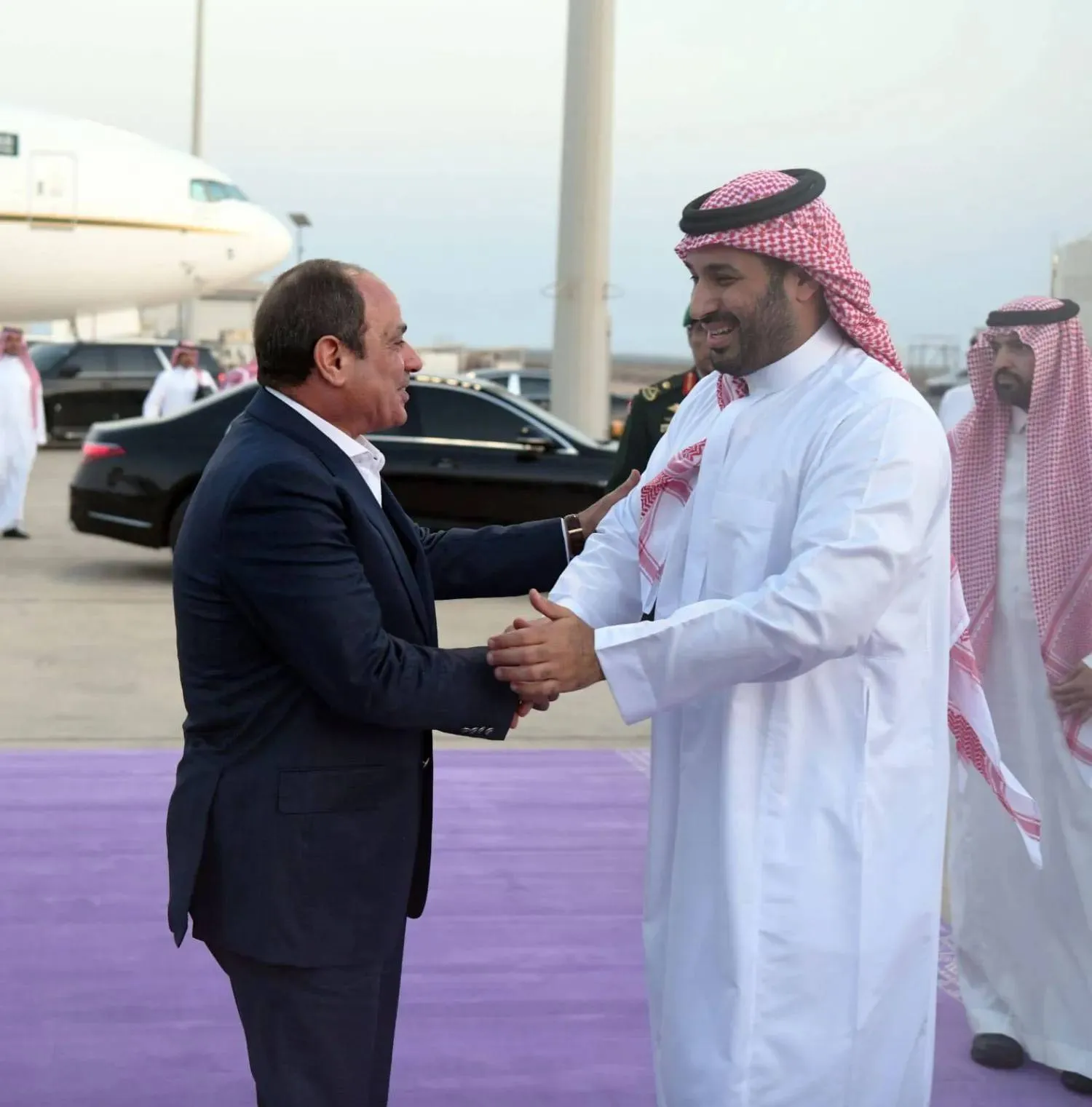 Crown Prince Mohammed bin Salman bidding farewell to Sisi at NEOM airport (Egyptian Presidency) 