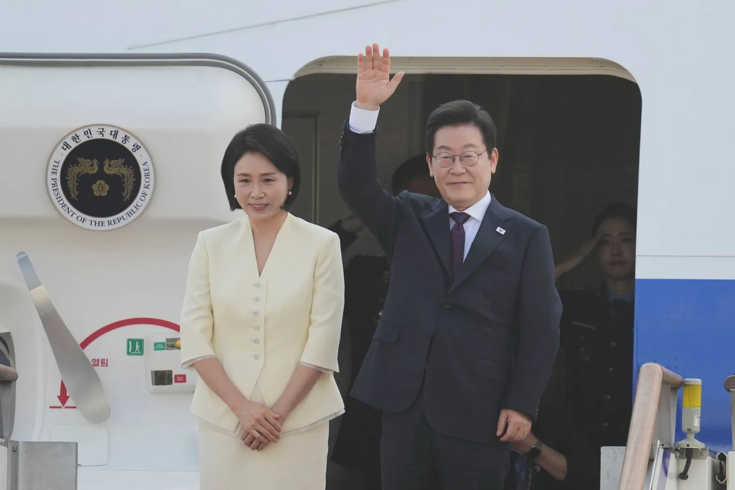 الرئيس الكوري الجنوبي لي جيه-ميونغ وزوجته كيم قبل توجههما من سيول إلى طوكيو (أ.ب)