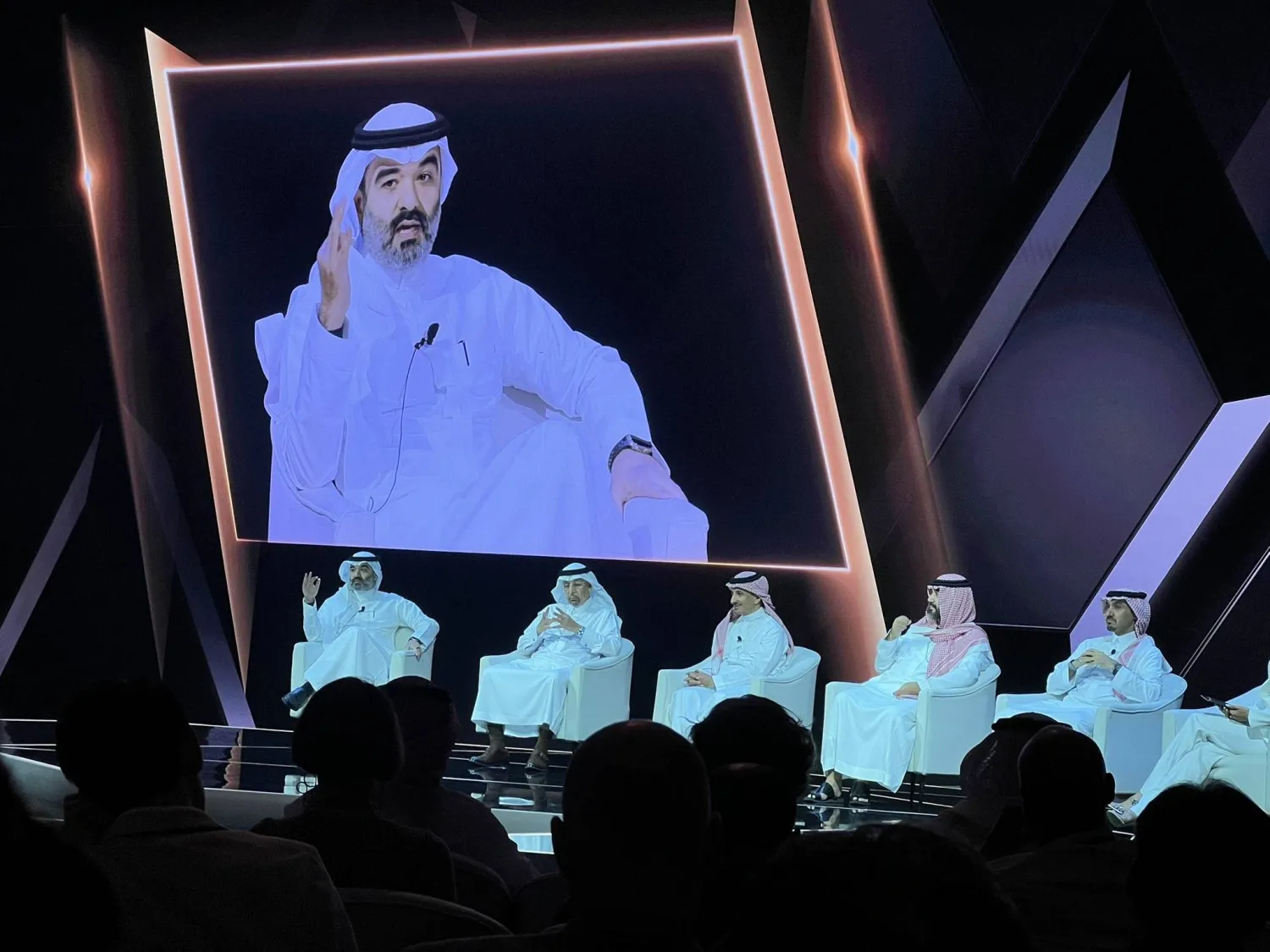 عبد الله السواحه وزير الاتصالات وتقنية المعلومات خلال المؤتمر العالمي (الشرق الأوسط)