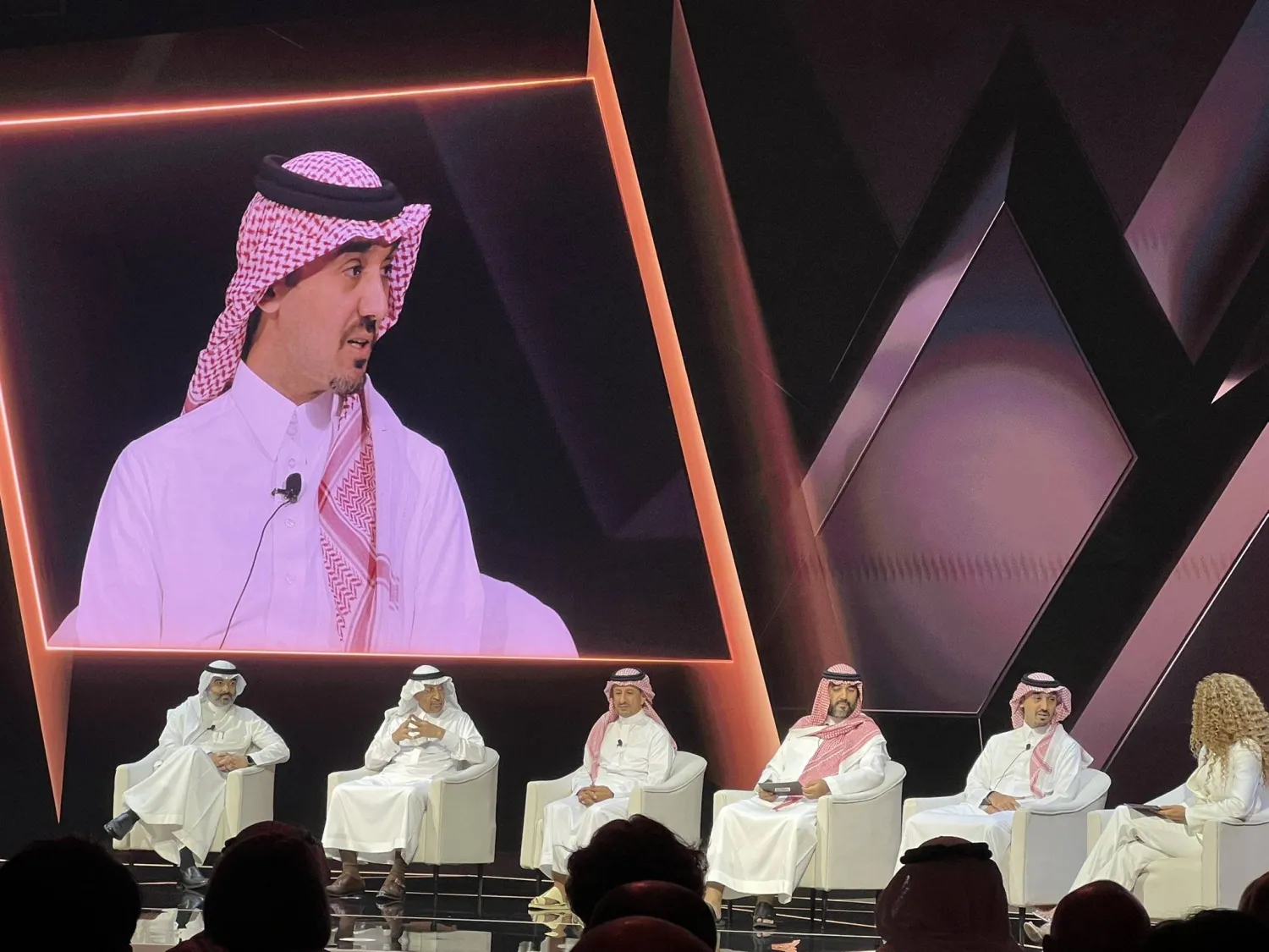 الفيصل خلال حديثه في مؤتمر الرياضة العالمية الجديد (الشرق الأوسط)