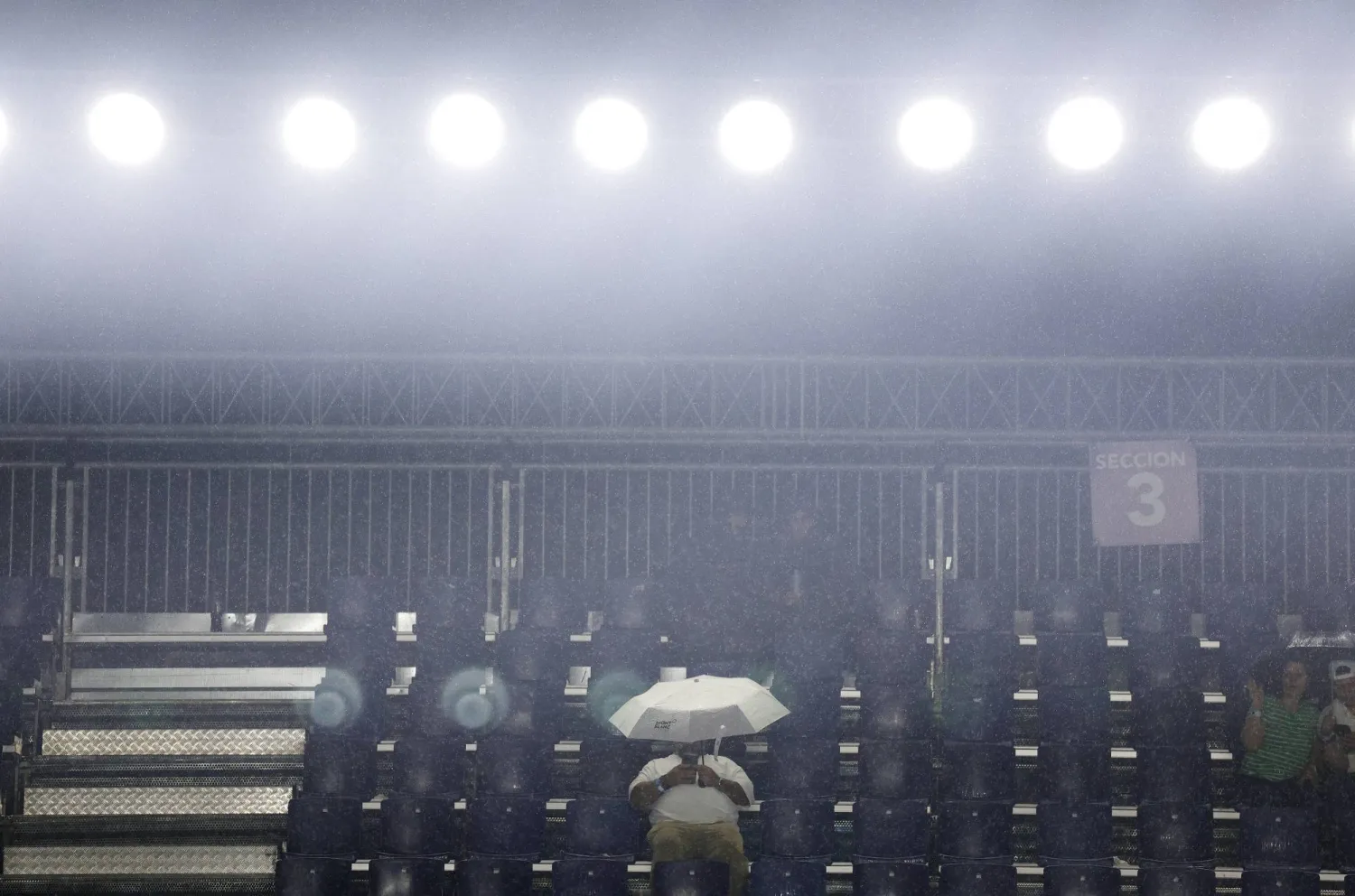 الأمطار توقف نصف نهائي بطولة مونتيري للتنس (رويترز)