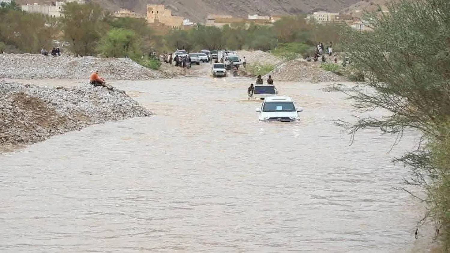 السيول غمرت الشوارع وأغلقت الطرقات في وادي حضرموت (إعلام محلي)