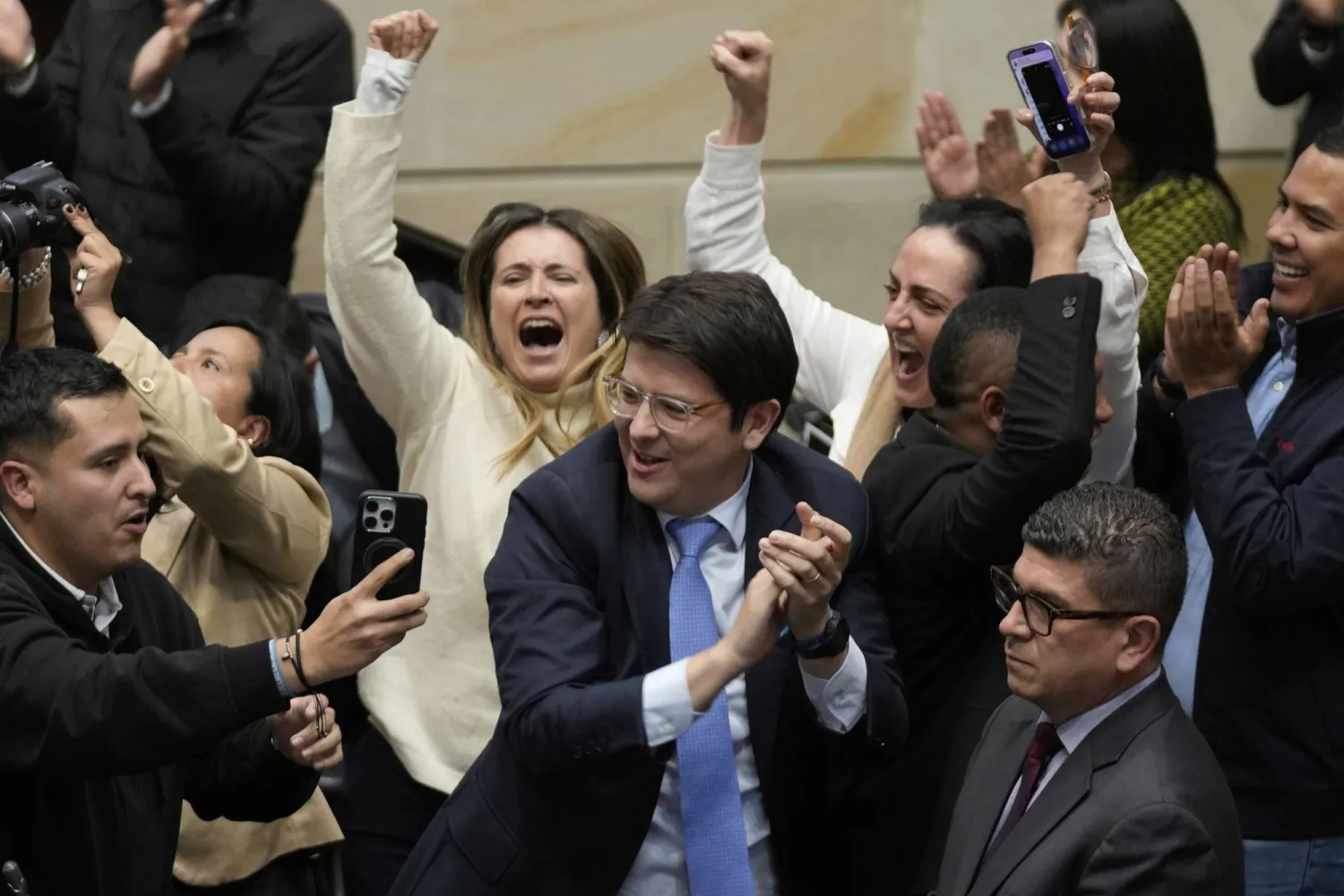 ميغيل أوريبي طربيه وسط عدد من مؤيديه في بوغوتا يوم 14 مايو (ايار) 2025 (أ.ب)