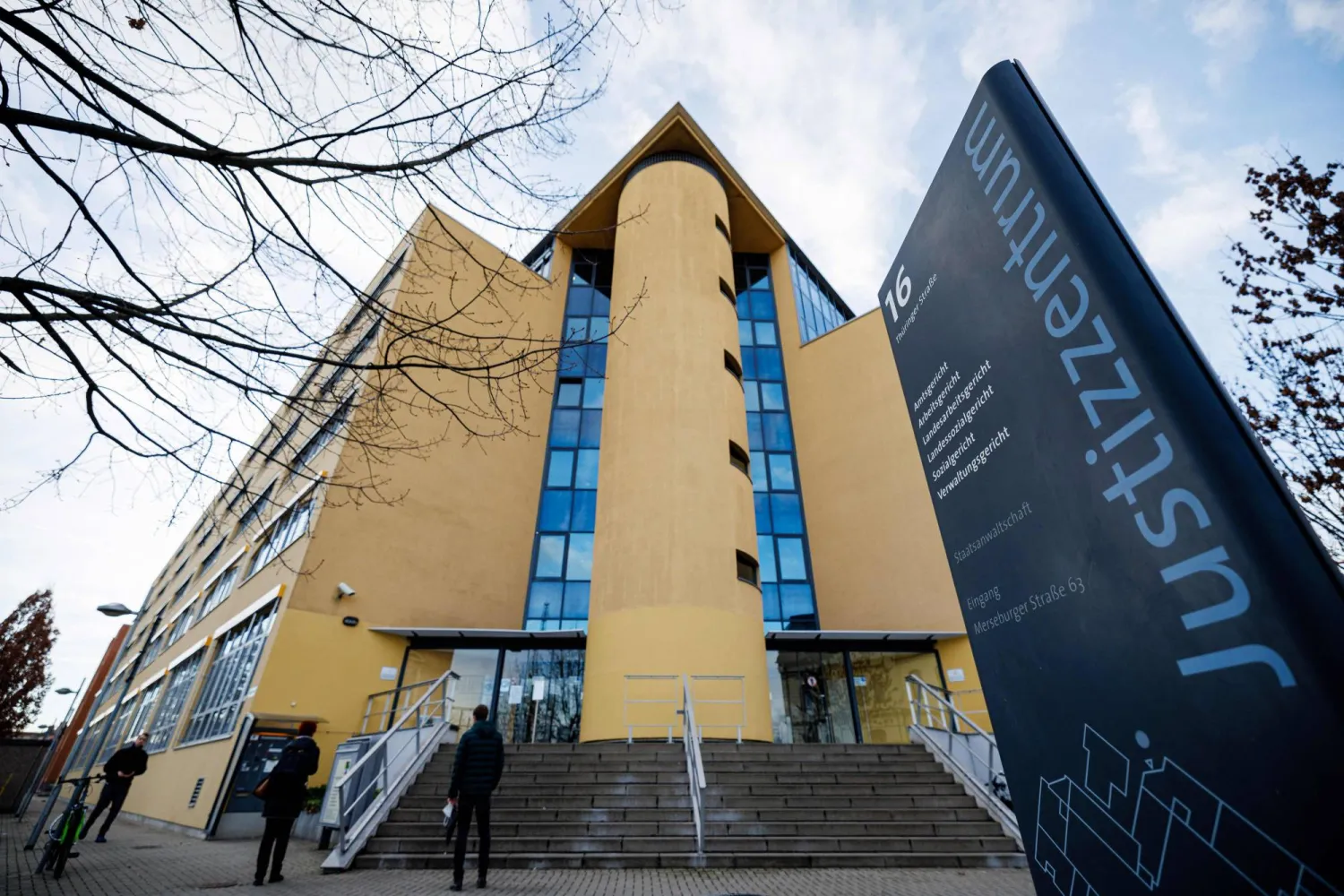 مبنى المحكمة... إجازة مرضية أم ثغرة قانونية؟ (أ.ف.ب)