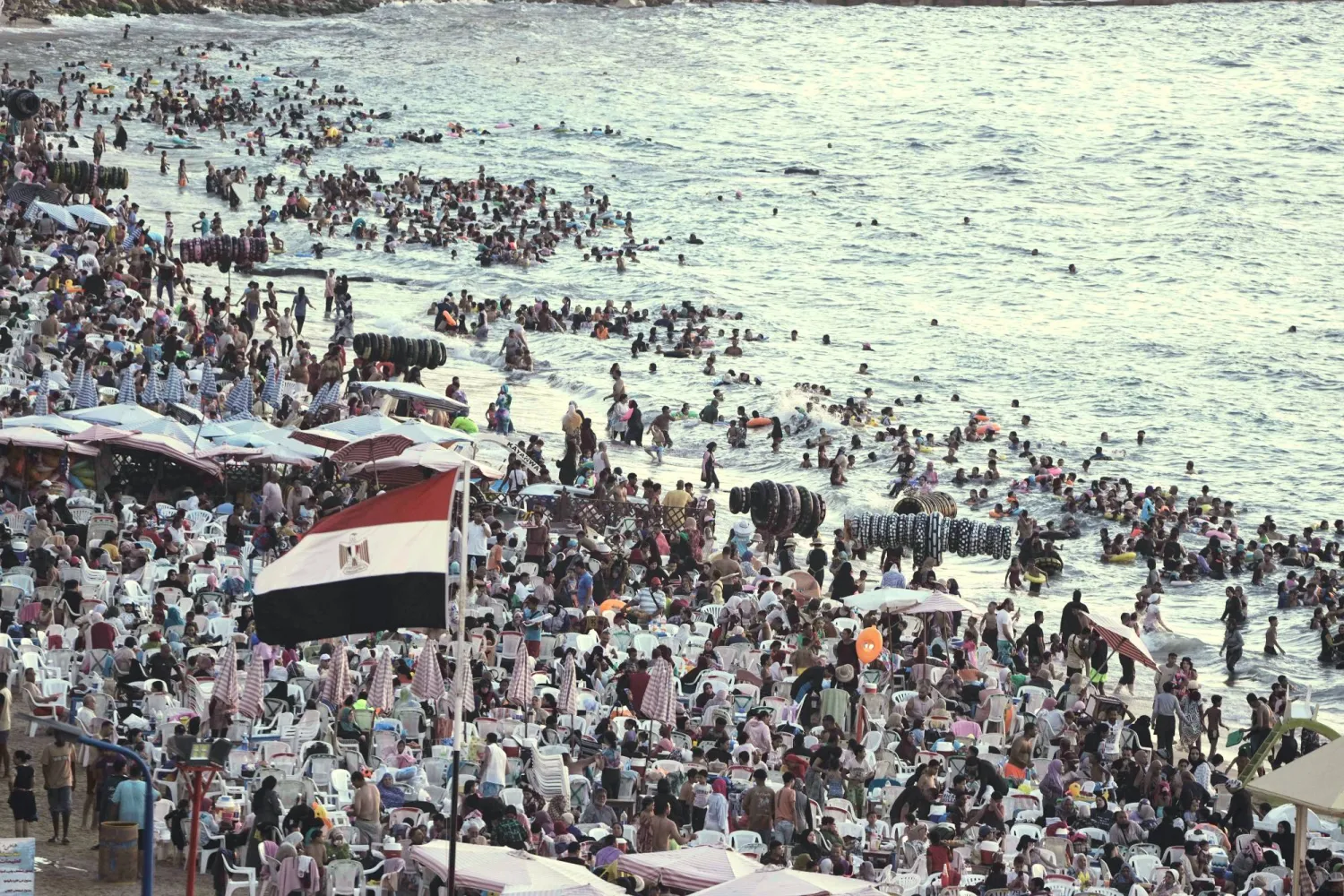 مصطافون يسبحون في أحد شواطئ الإسكندرية على البحر المتوسط (أرشيفية - أ.ب)