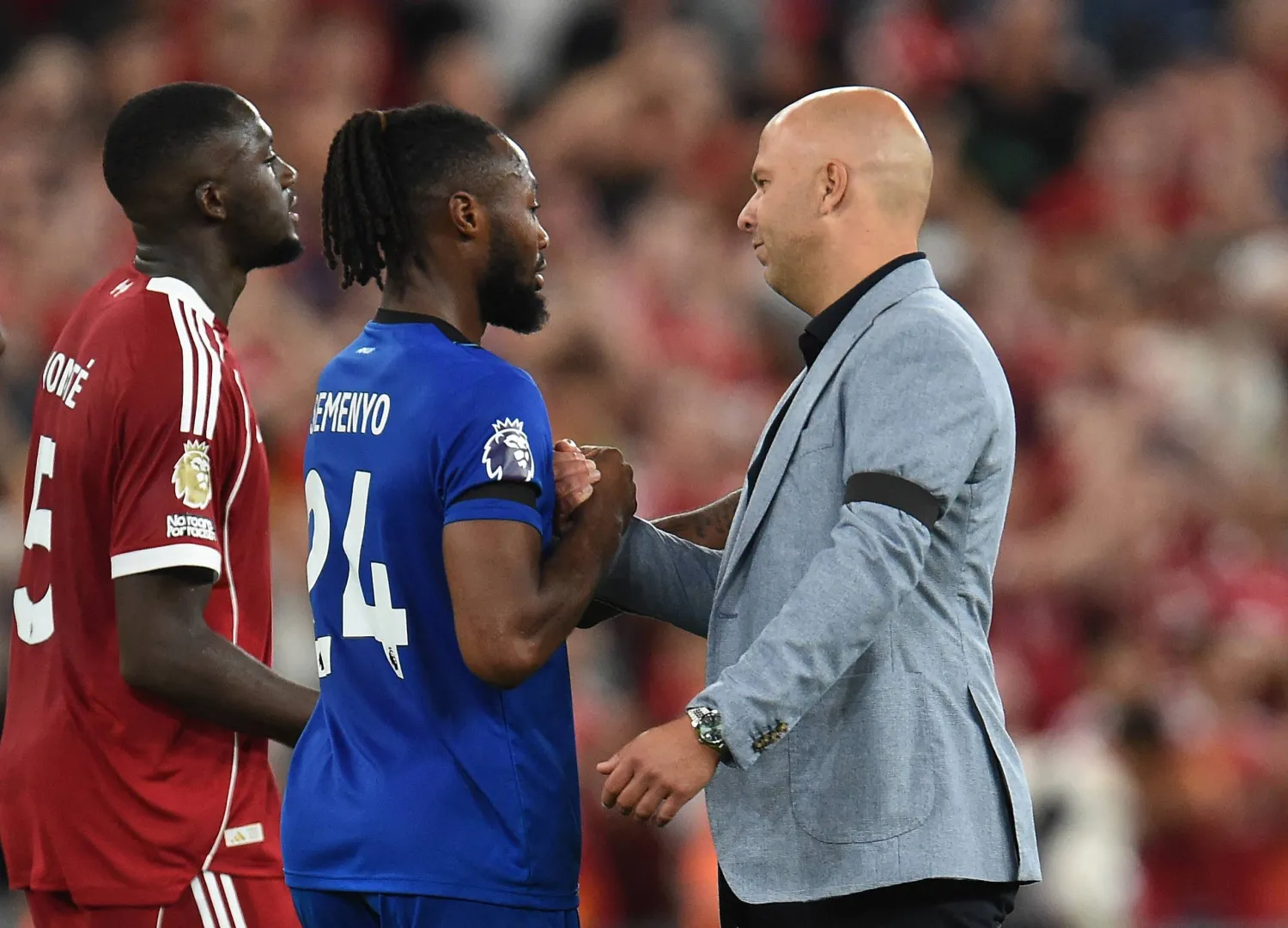 الغاني أنطوان سيمينيو مهاجم بورنموث مع مدرب ليفربول أرني سلوت (رويترز)