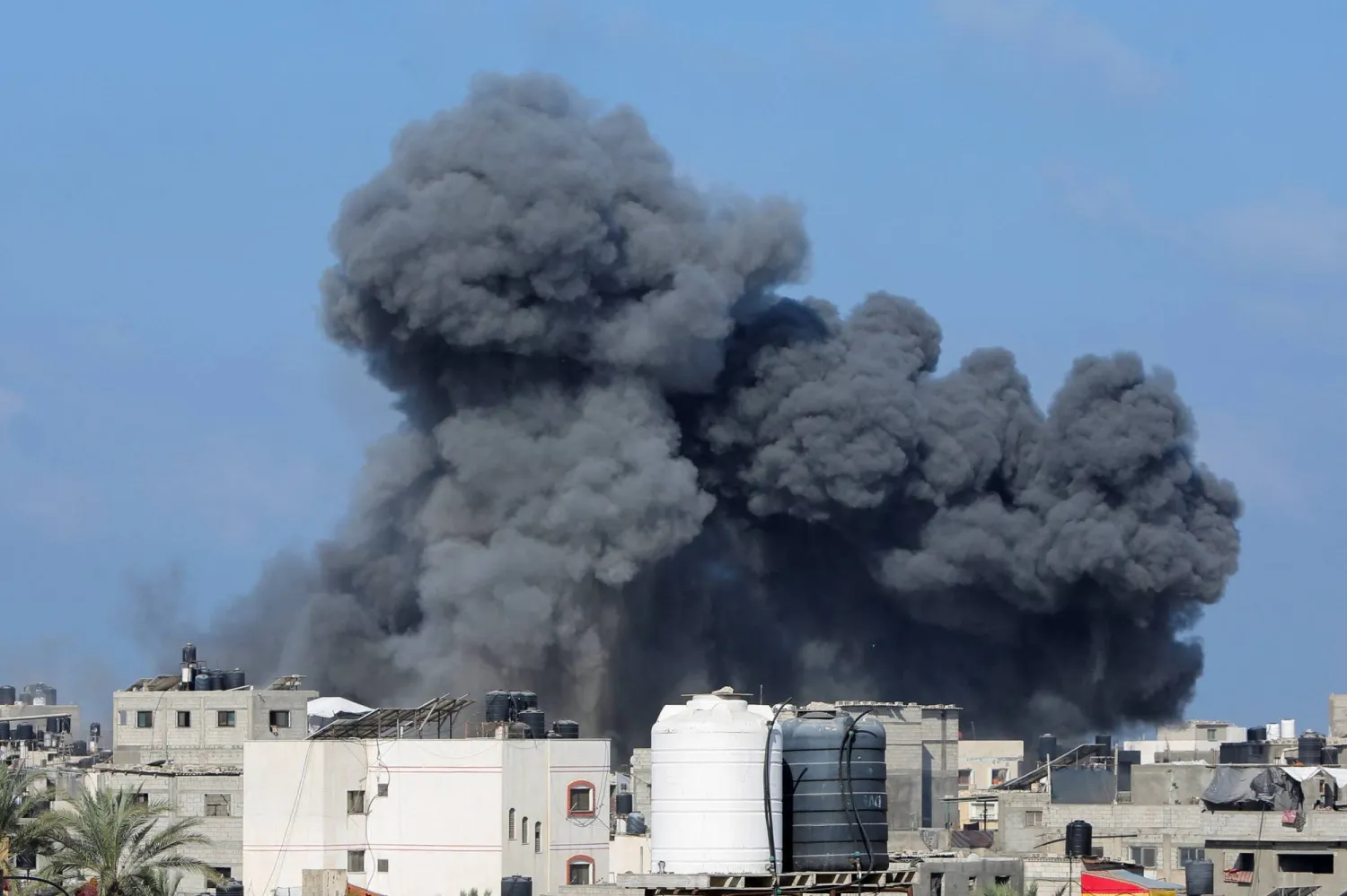 دخان القصف الإسرائيلي فوق دير البلح بوسط قطاع غزة السبت (رويترز)