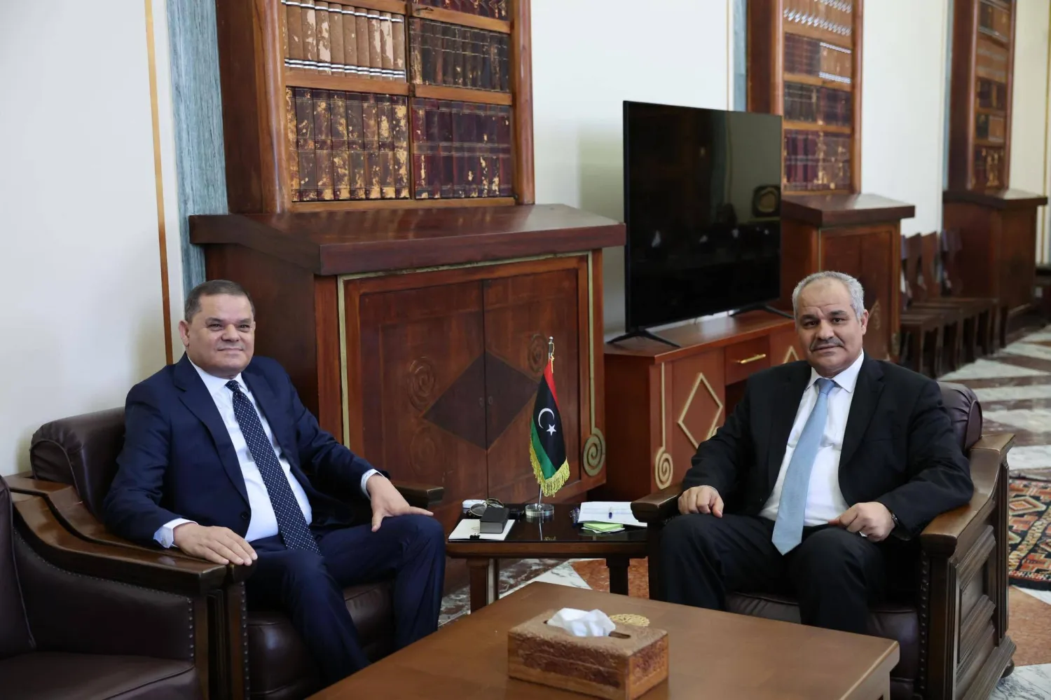 رئيس حكومة الوحدة «المؤقتة» في لقاء مع محافظ المصرف المركزي ناجي عيسى بالعاصمة طرابلس (المركزي الليبي)