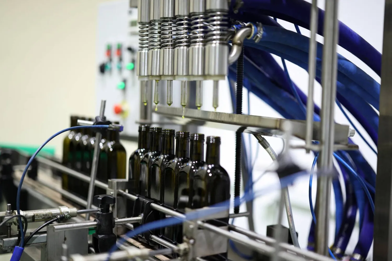 زجاجات مليئة بزيت الزيتون في مصنع باليونان (رويترز)