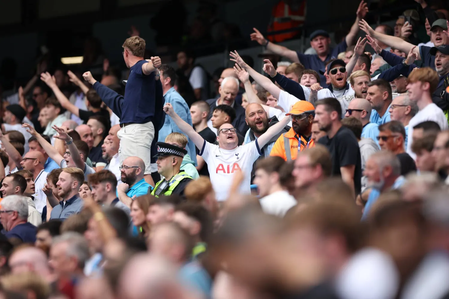 فرحة جماهير توتنهام الزائرة بالفوز على سيتي بملعبه (إ.ب.أ)