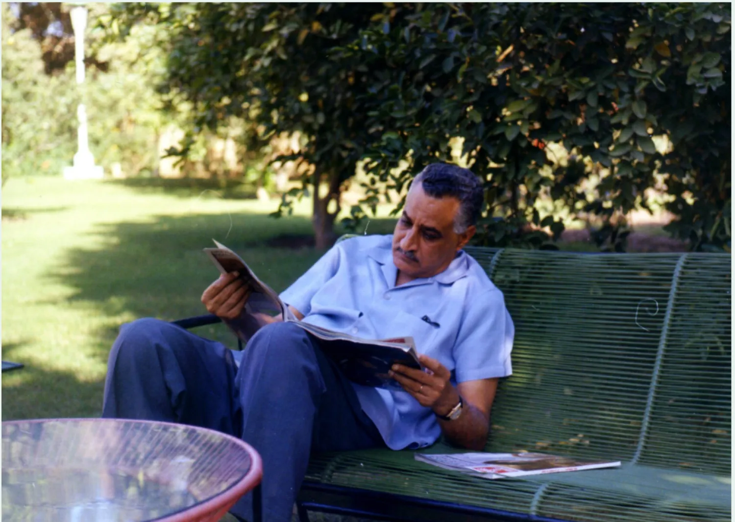 جمال عبد الناصر في حديقة منزله عام 1968 (غيتي)