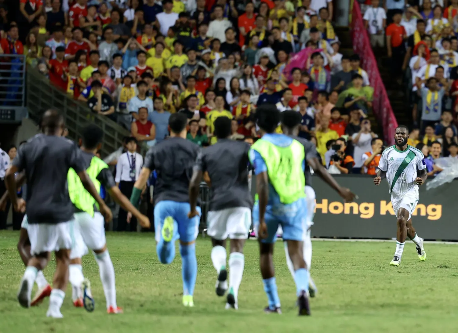 فرحة أهلاوية بهدف كيسيه (تصوير: عبد العزيز النومان)