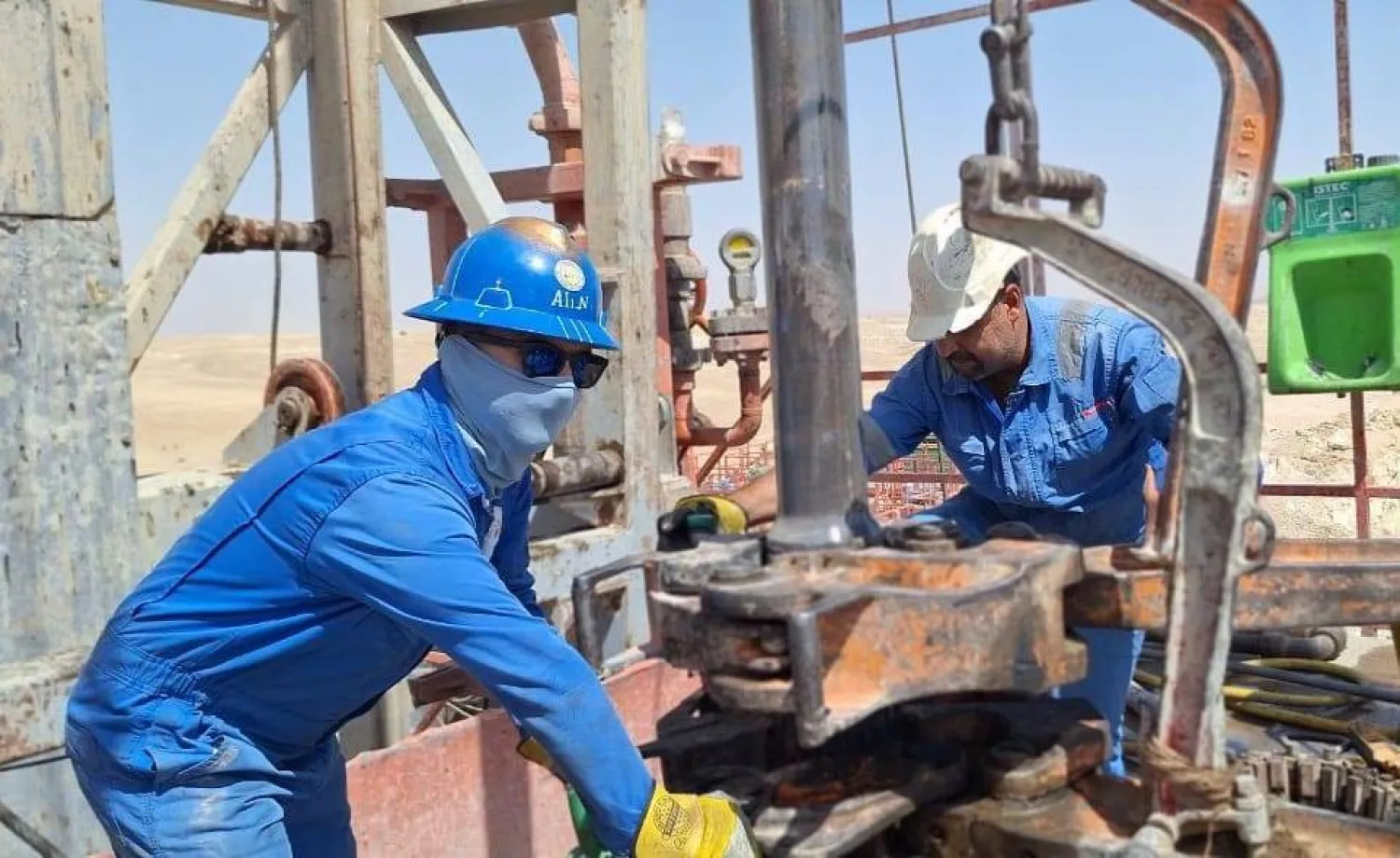 فنيون يشرفون على عملية استخراج النفط من حقل عراقي (وزارة النفط العراقية)