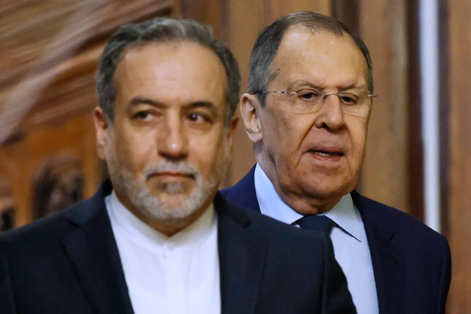 عراقجي وخلفه نظيره الروسي سيرغي لافروف في موسكو 18 أبريل 2025 (أ.ب)