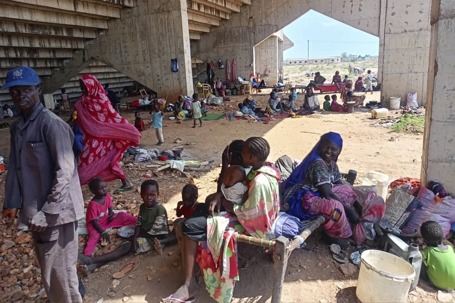 Mayıs 2025'te bölgenin güneyindeki Kadugli kasabasında bulunan stadyuma sığınan Kordofan'daki yerinden edilmiş Sudanlı aileler (AP)