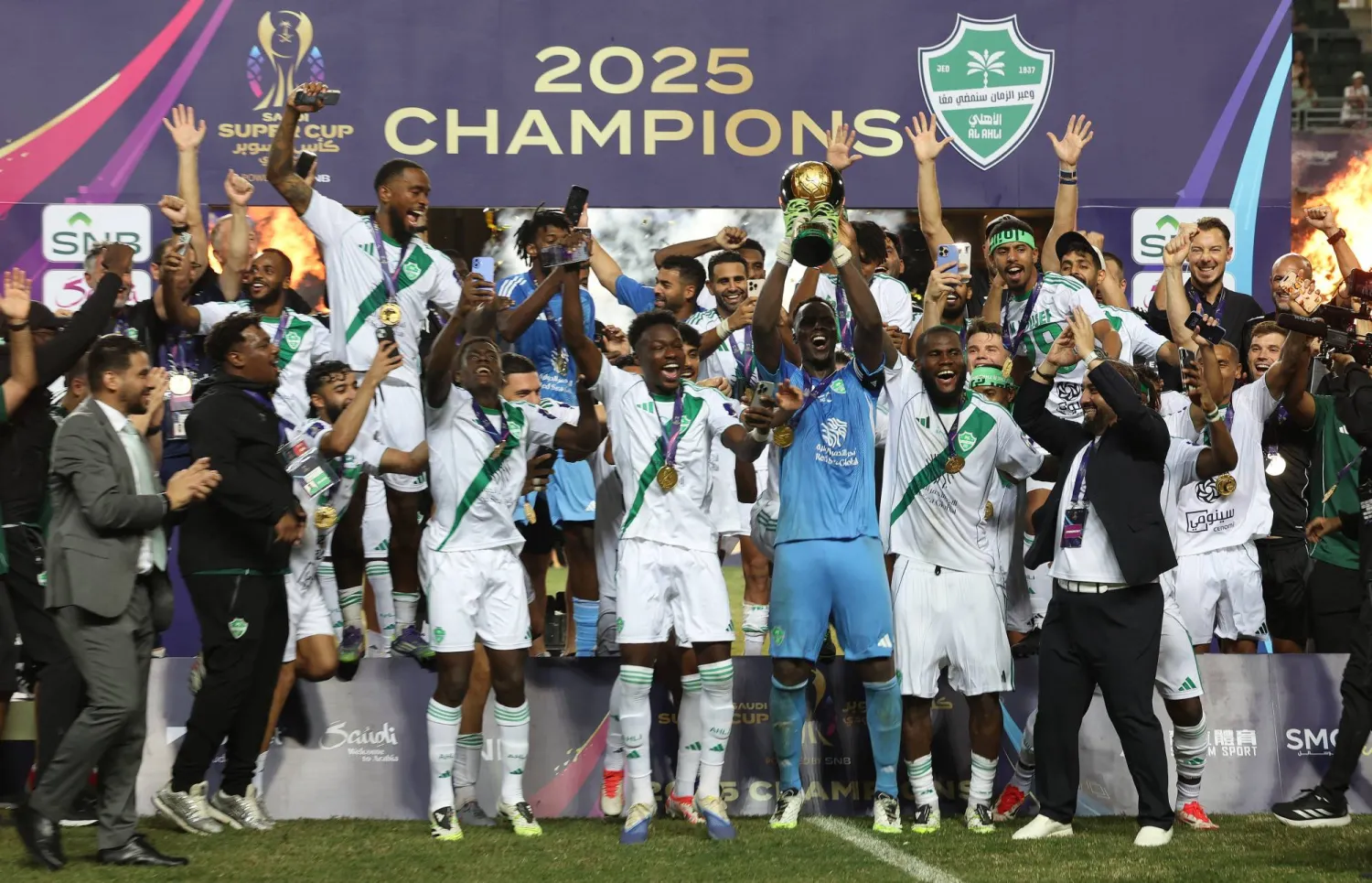 لاعبو الأهلي خلال التتويج بالسوبر السعودي (رويترز)