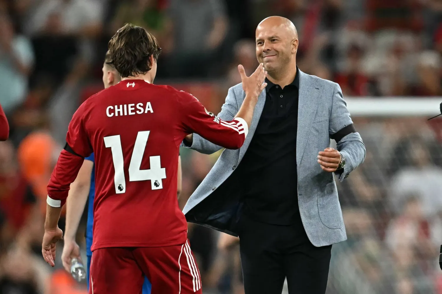 الإيطالي فيديريكو كييزا يتلقى تهنئة مدربه سلوت (أ.ف.ب)