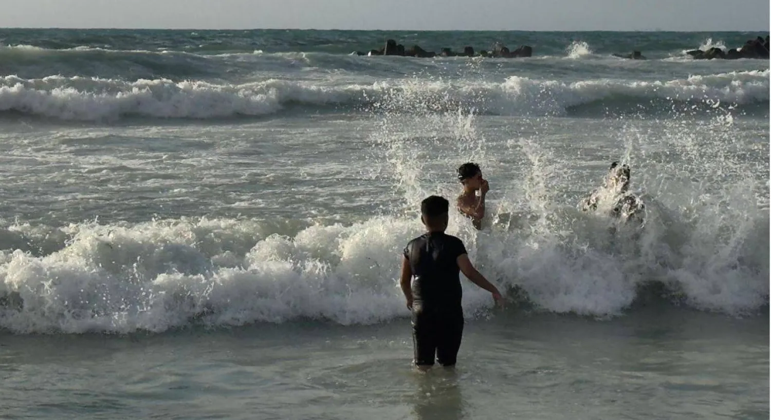 شواطئ غرب الإسكندرية تشهد إقبالاً من الجمهور (تصوير: عبد الفتاح فرج)