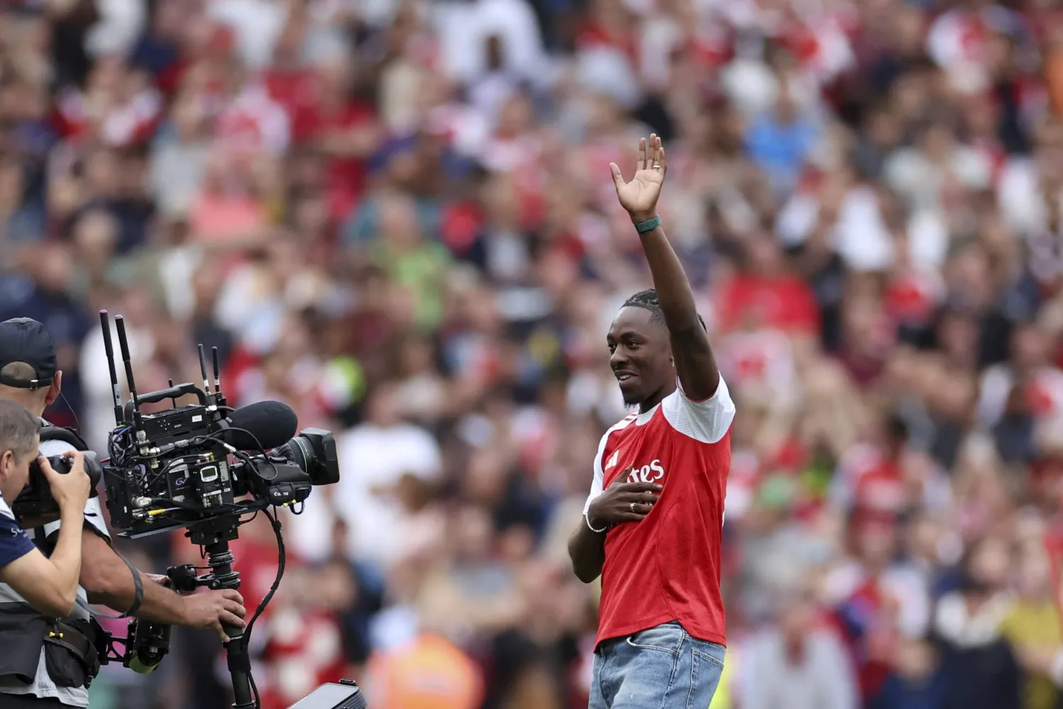 إيبيريتشي إيزي يحيي جماهير آرسنال بعد انضمامه رسمياً (أ.ب)