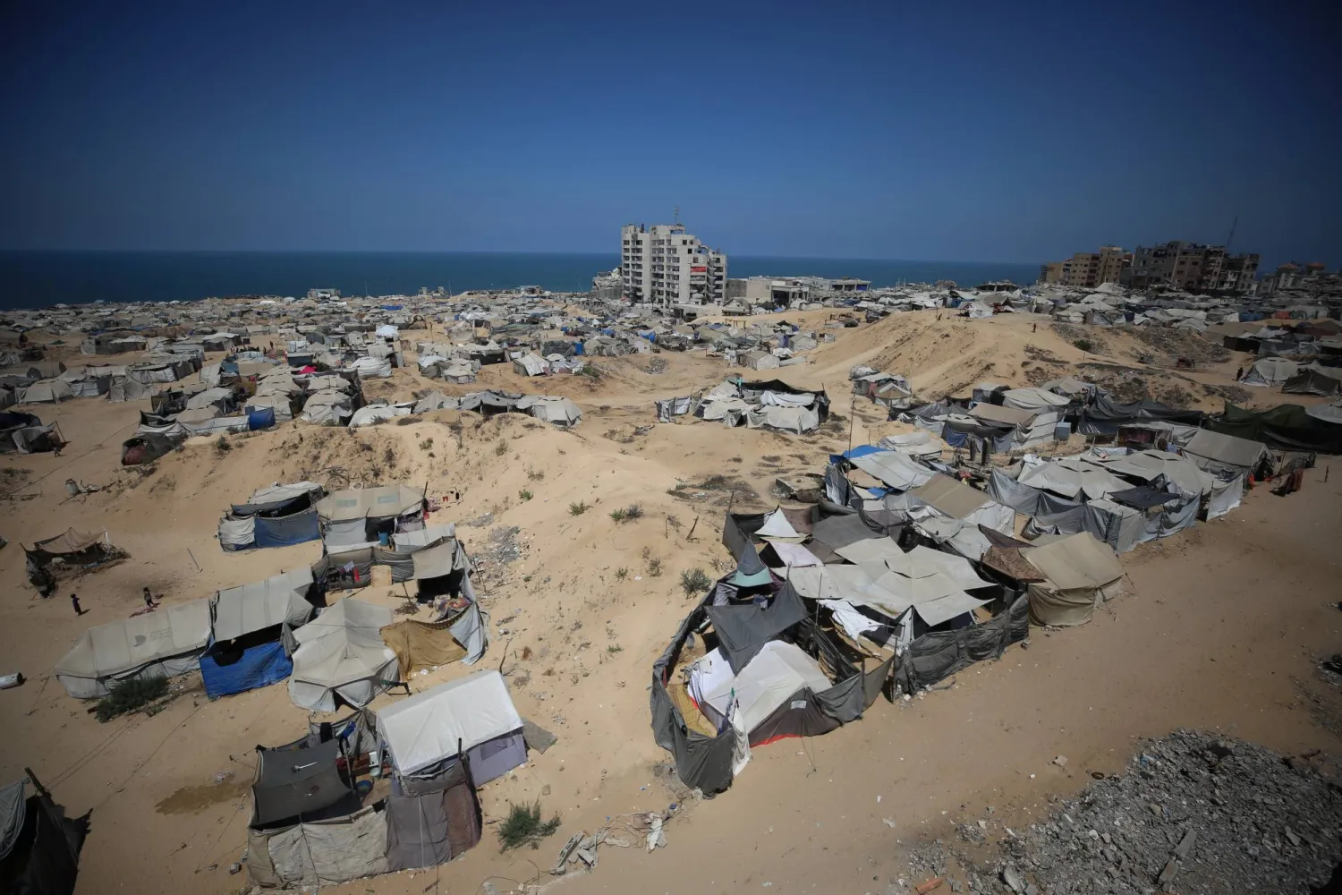 خيم للنازحين الفلسطينيين في مدينة غزة (د.ب.أ) 