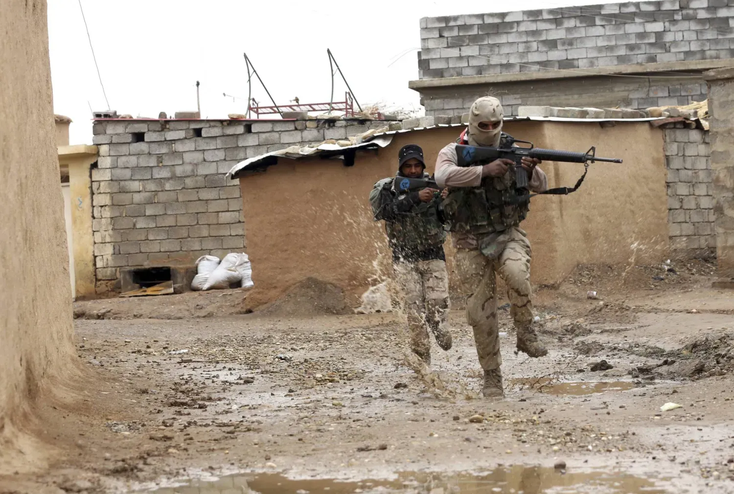 Irak askerleri Musul'da DEAŞ’a karşı operasyonda (Arşiv- AP)