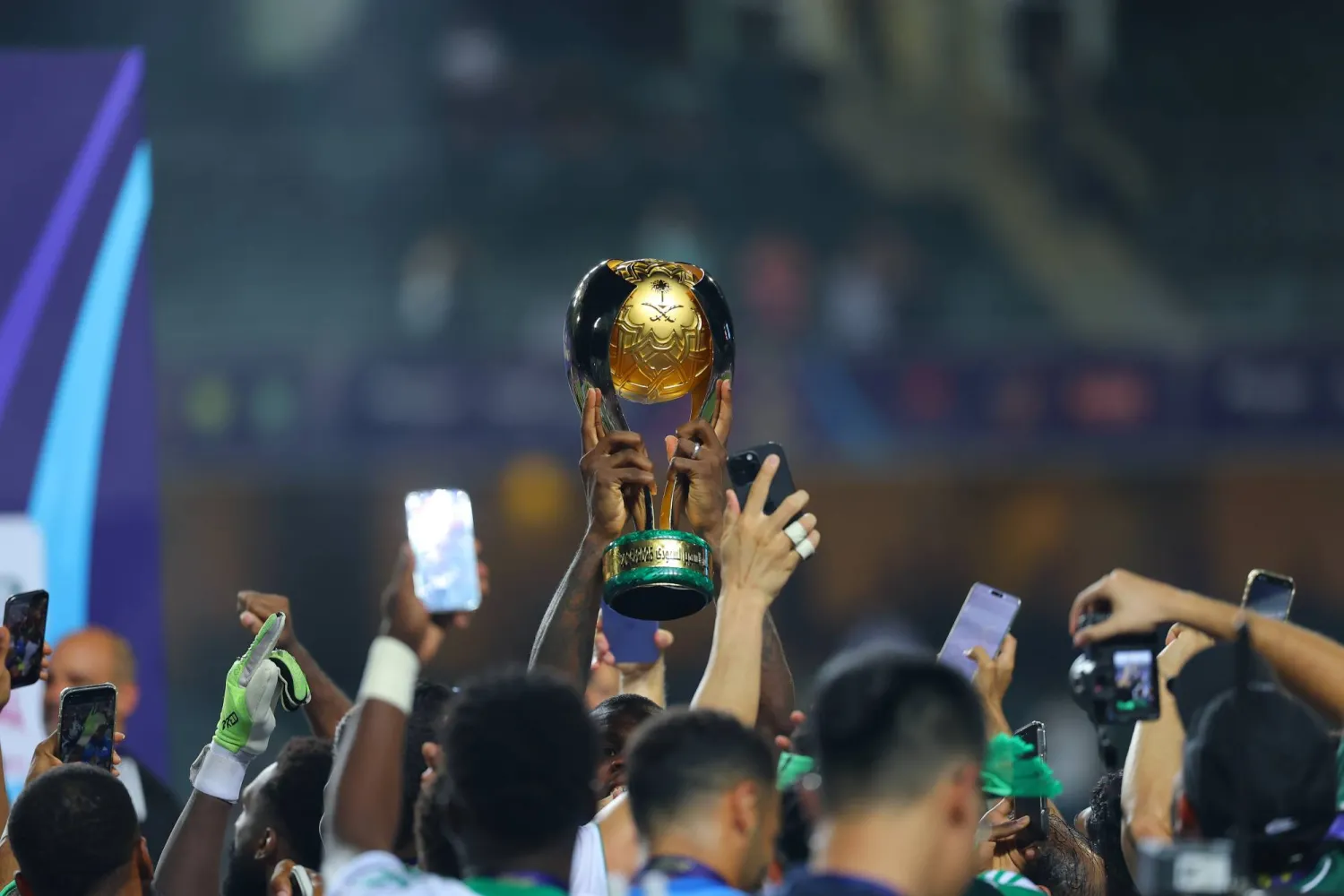 لاعبو الأهلي يرفعون كأس السوبر عالياً (تصوير: عبد العزيز النومان)