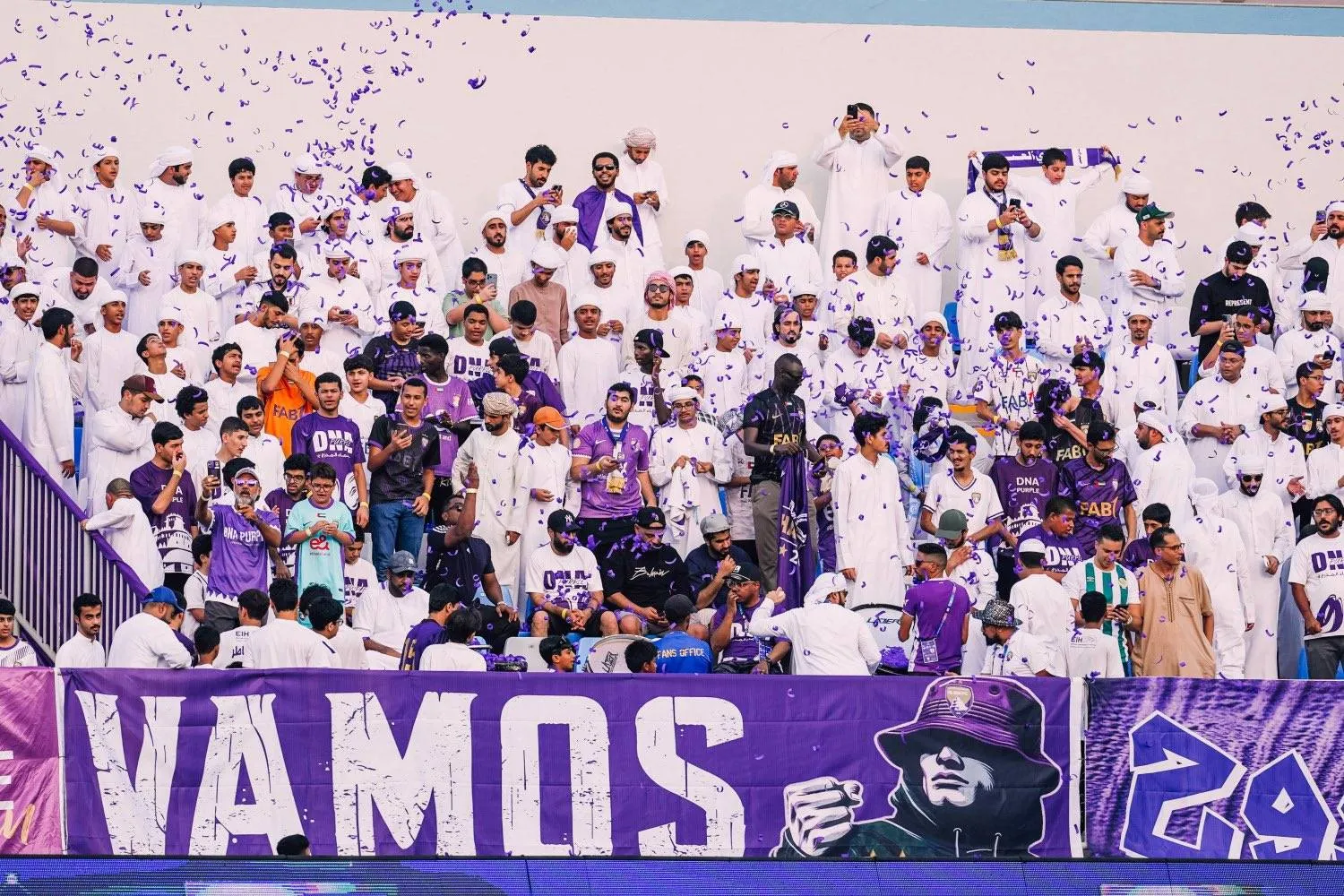 جماهير العين تحتفل بالفوز (نادي العين)