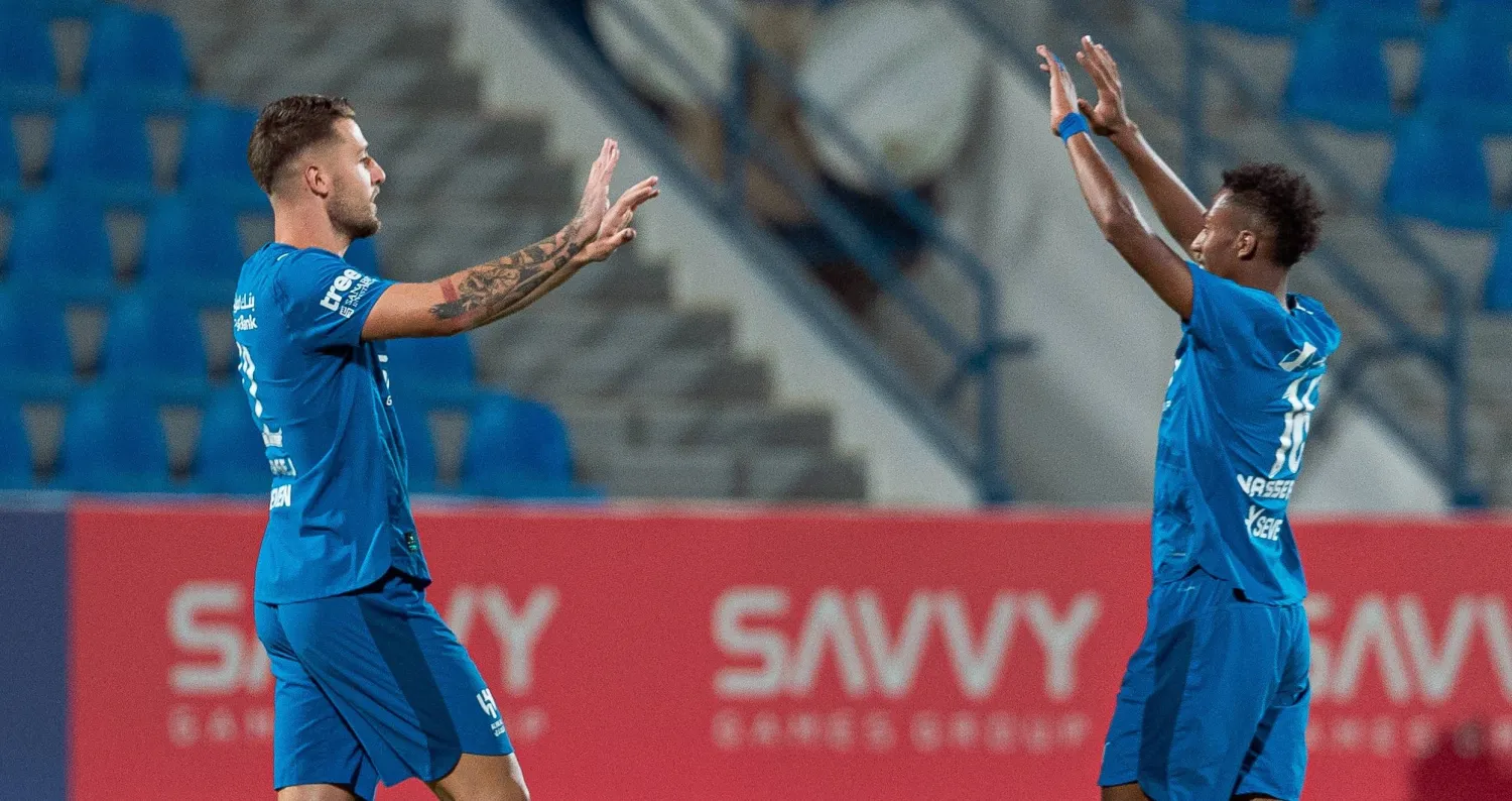 سافيتش يحتفل بهدفه مع ناصر الدوسري (نادي الهلال)
